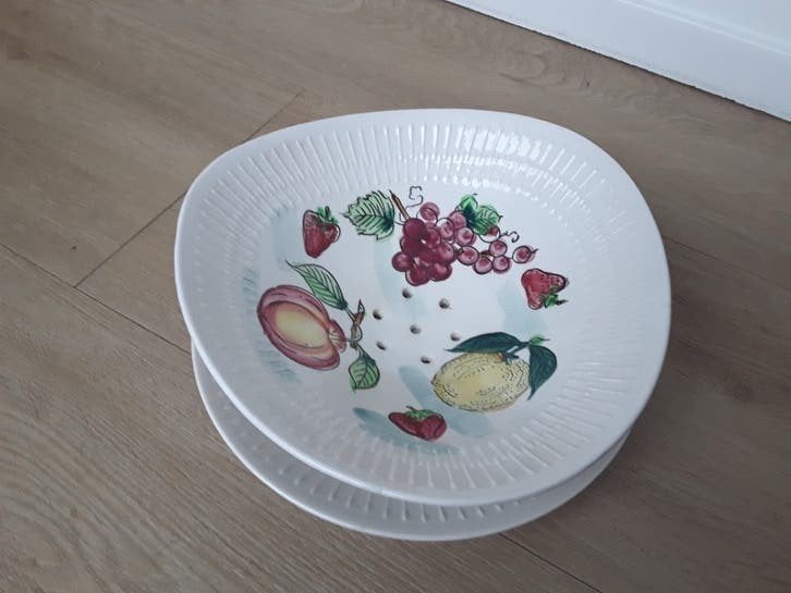 Grote vintage fruittest met onderbord, Ophalen of Verzenden, Zo goed als nieuw, Aardewerk, Overige stijlen
