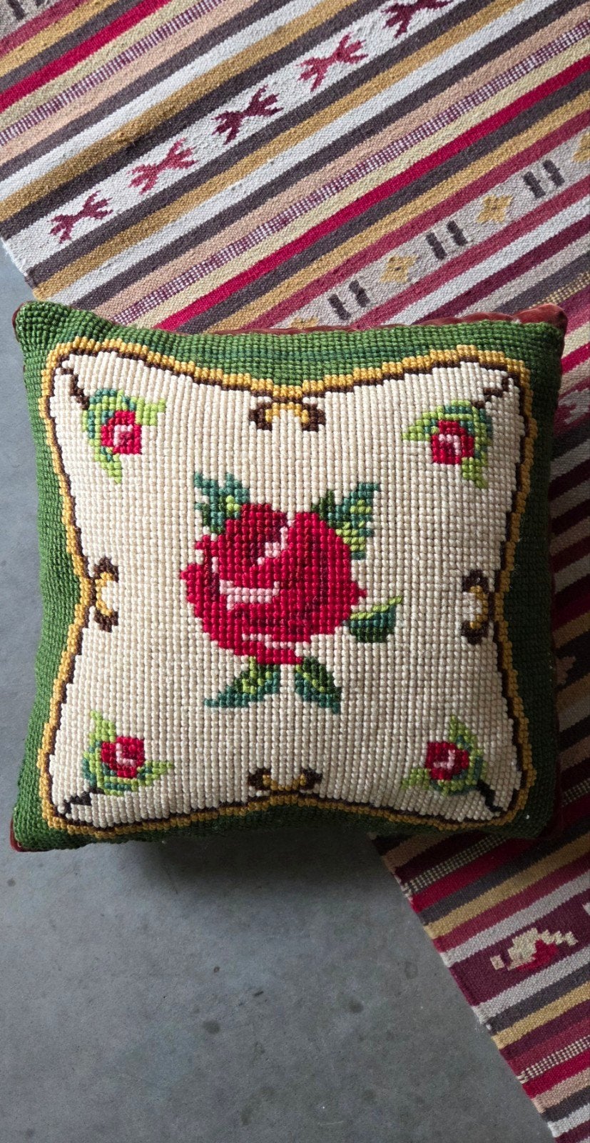 Vintage, groen, geborduurd kussen met roos dessk, Ophalen of Verzenden, Vierkant