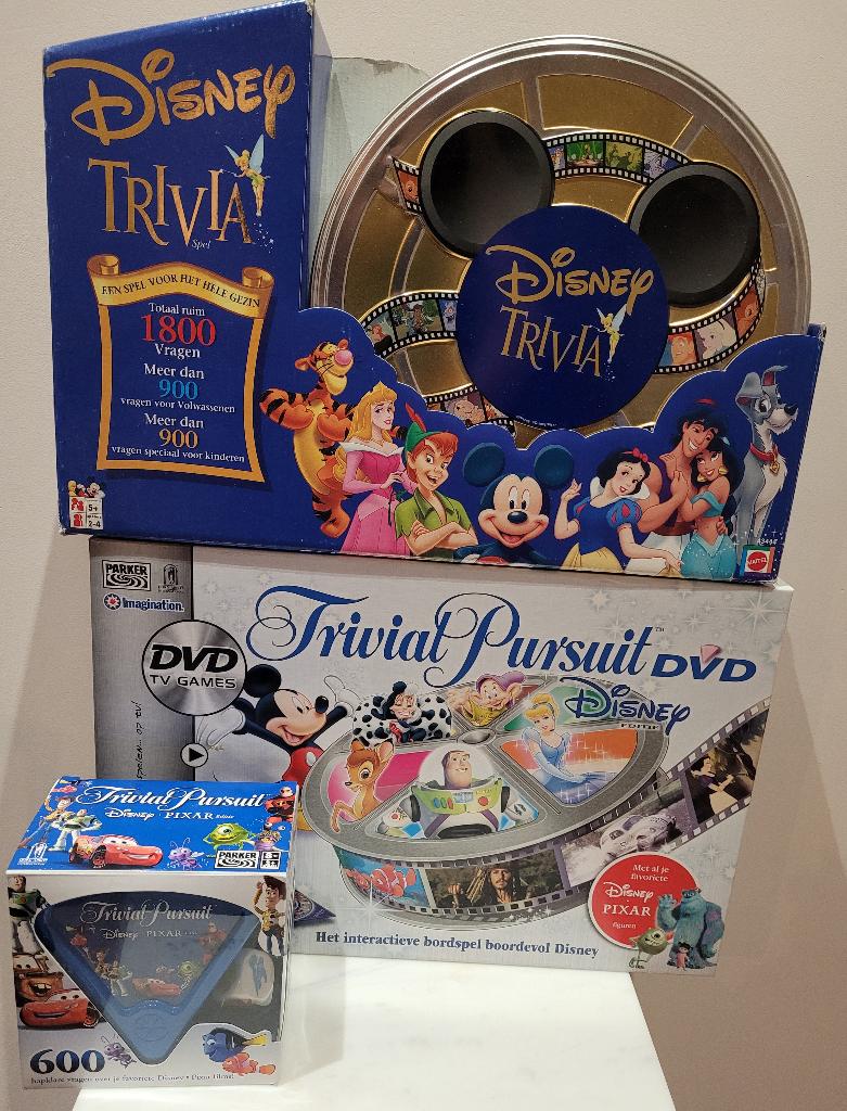 2 trivial pursuit spellen en 1 aanvulling Disney, Vijf spelers of meer, Ophalen of Verzenden, Zo goed als nieuw, Disney