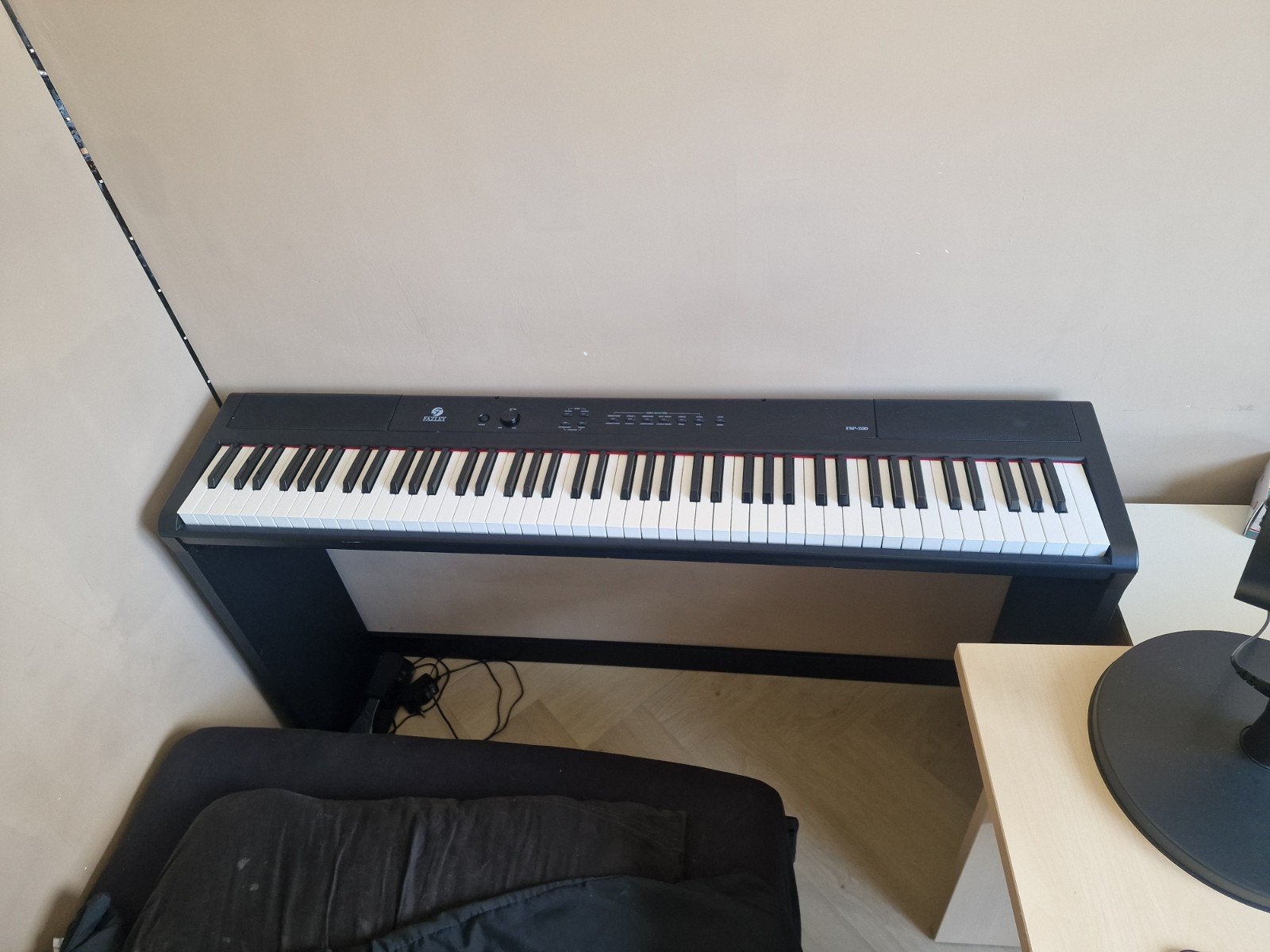 Zwarte Fazley Piano in goede staat (met piano krukje), Muziek en Instrumenten, Piano's, Ophalen, Zo goed als nieuw, Zwart