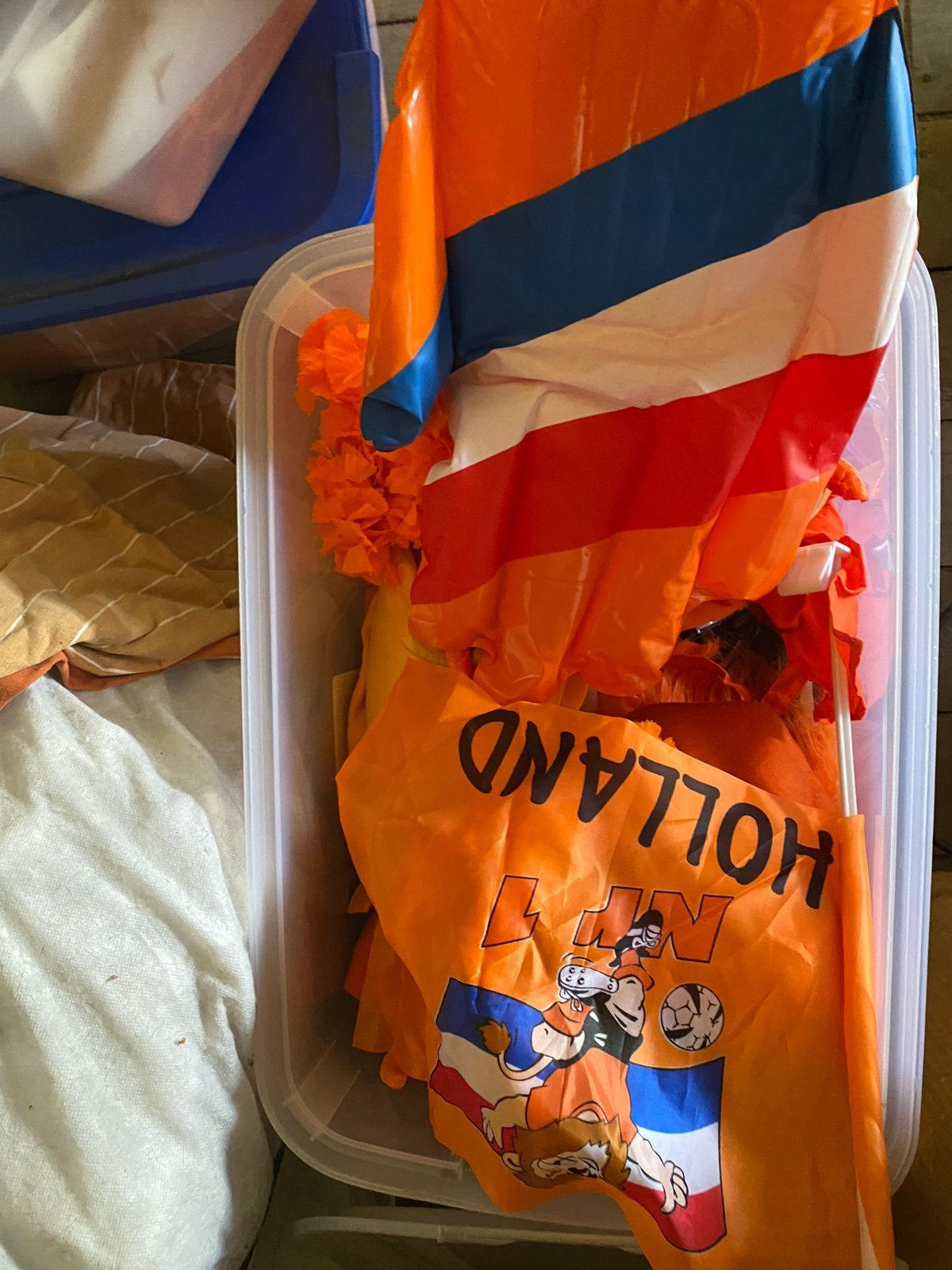 Oranje decoratie en , 85 hard plastic borden met bestek, Ophalen of Verzenden, Gebruikt, Versiering, Oranje of Koningsdag