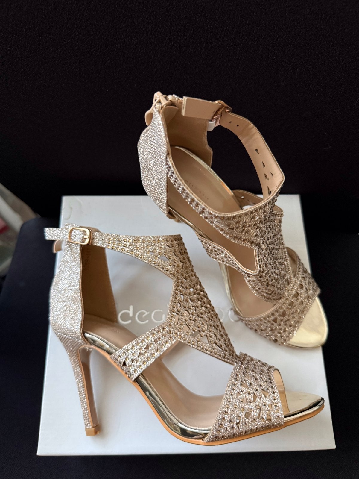 Gouden glitter sandalen met hoge hakken - Maat 37 nieuw, Overige kleuren, Nieuw, Ophalen of Verzenden, Schoenen met hoge hakken