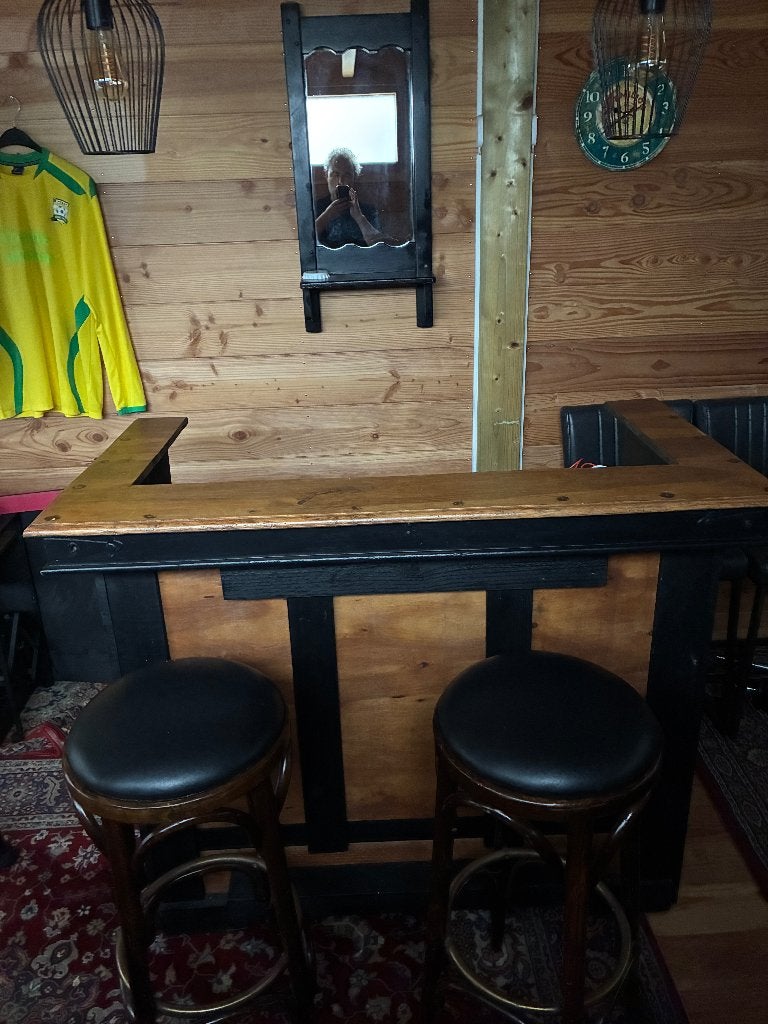 bar met spiegel en twee krukken, Ophalen, Gebruikt, Inclusief barstoelen