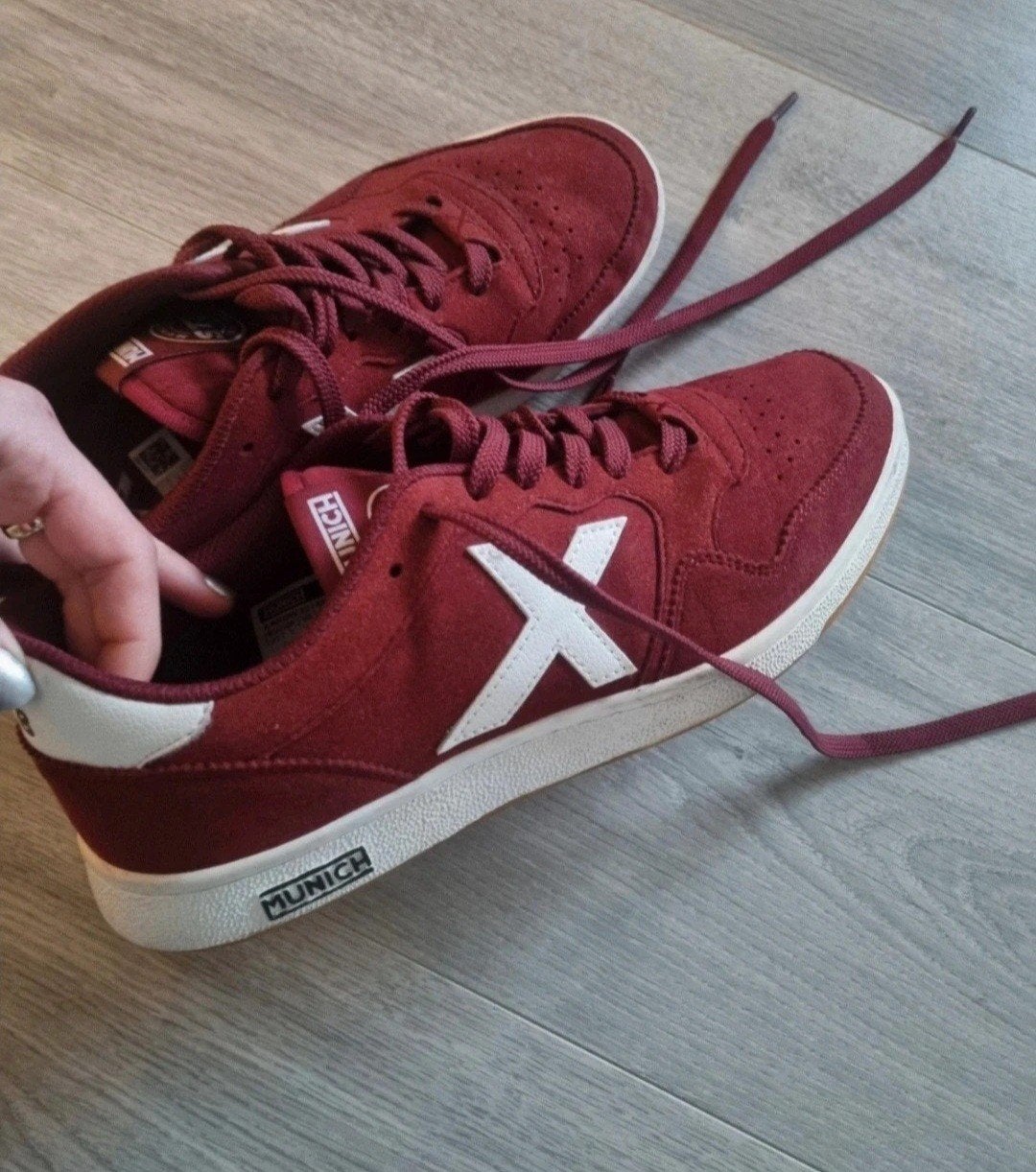 Munich Sneakers - Bordeauxrood met Witte Details, Ophalen of Verzenden, Zo goed als nieuw, Wit