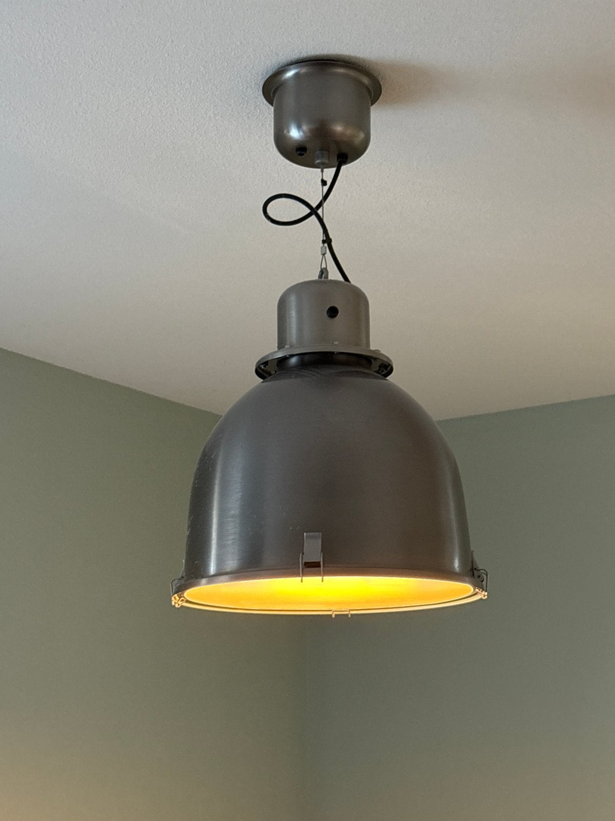Industriële hanglamp grijs metaal met diffuser, Huis en Inrichting, Lampen | Hanglampen, Ophalen of Verzenden, Zo goed als nieuw