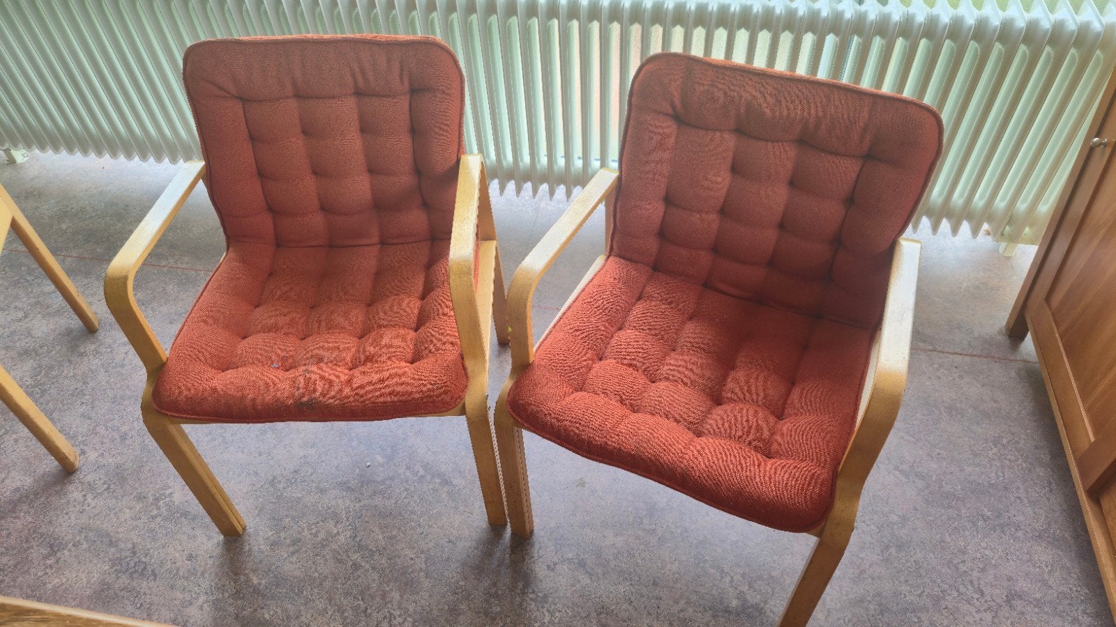 Twee comfortabele Kinnarps design stoelen met oranje kussens, Ophalen, Hout, Gebruikt, Twee