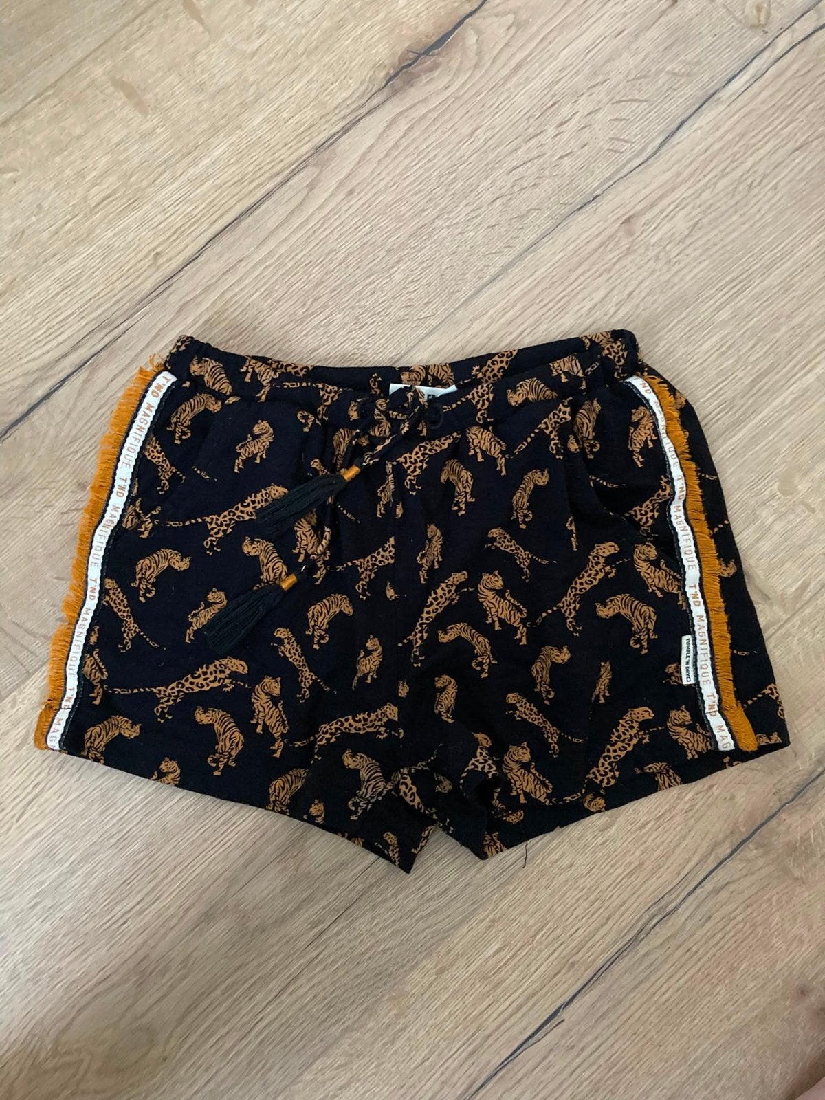 Zwarte shorts met tijgerprint en zijstrepen, Kinderen en Baby's, Kinderkleding | Maat 140, Ophalen of Verzenden