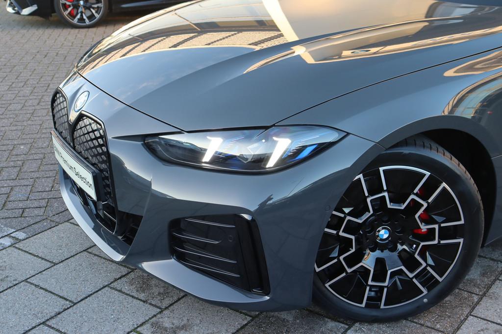 BMW i4 eDrive35 Gran Coupé M Sport / Schuif-kanteldak / Ach, Auto's, BMW, Achterwielaandrijving, Zwart, Met garantie (alle), 435 min