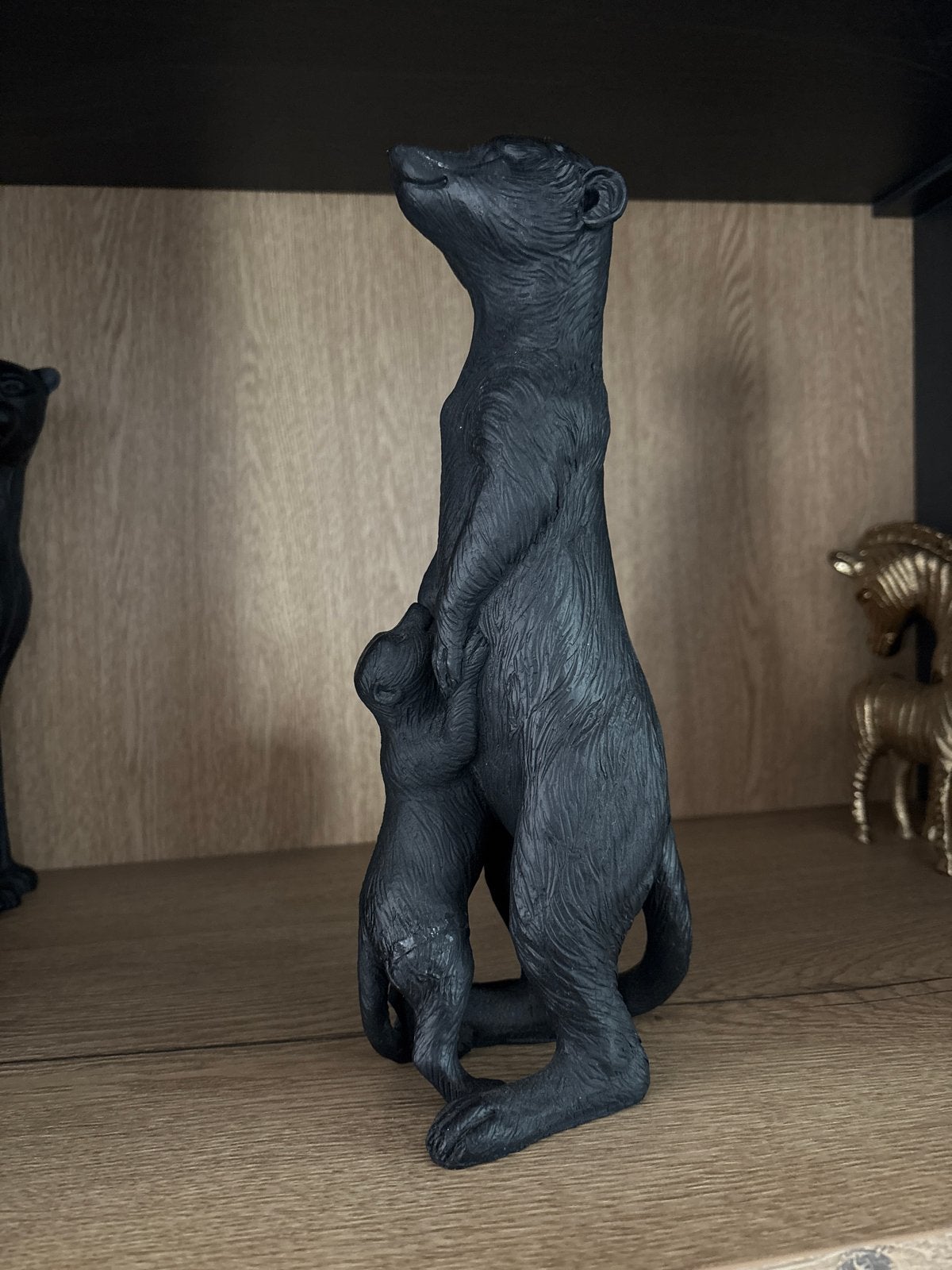 Zwart stokstaartje beeldje met jong, Ophalen, Zwart, Kunststof, Zo goed als nieuw