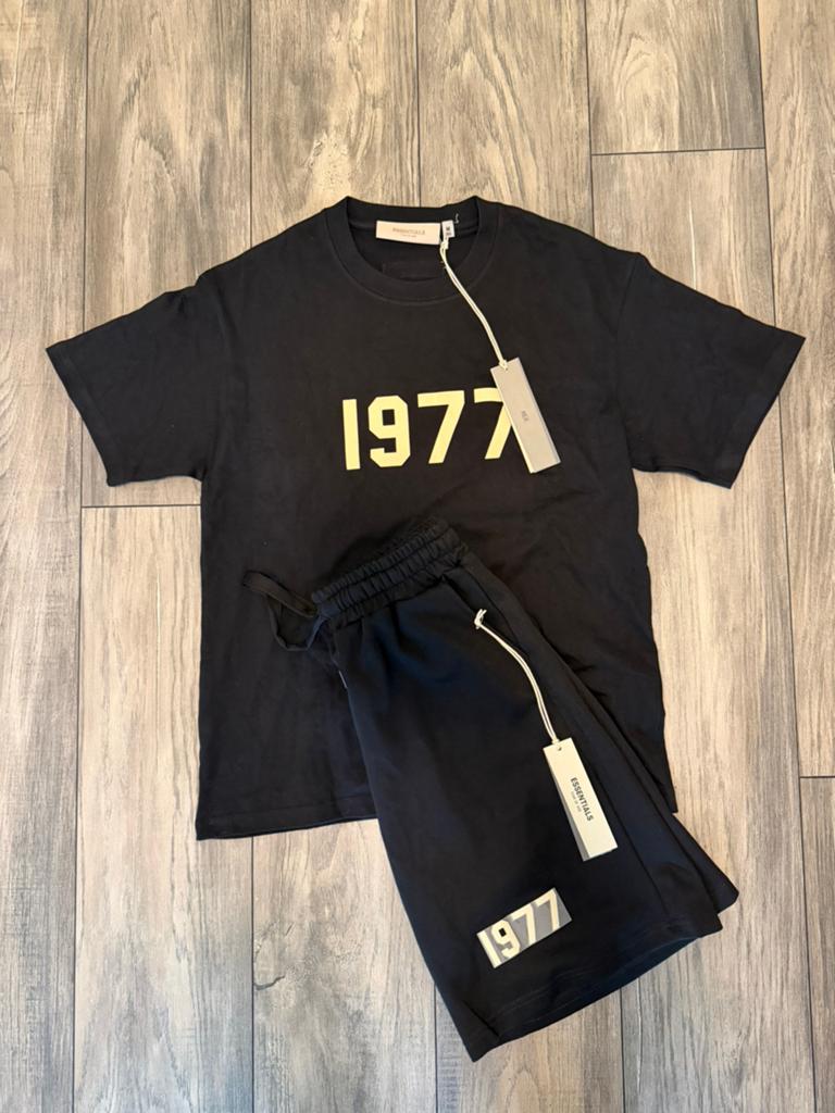Fear of God Essentials Maat M 1977 T-shirt & Short Set Zwart, Kleding | Heren, Overige Herenkleding, Ophalen of Verzenden, Nieuw