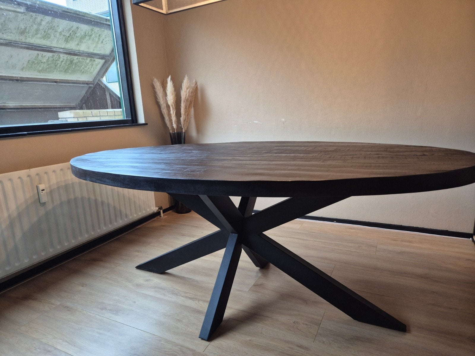 Zwarte ovale eettafel met metalen spinnenpoot, Ophalen, 100 tot 150 cm, 200 cm of meer, Zo goed als nieuw