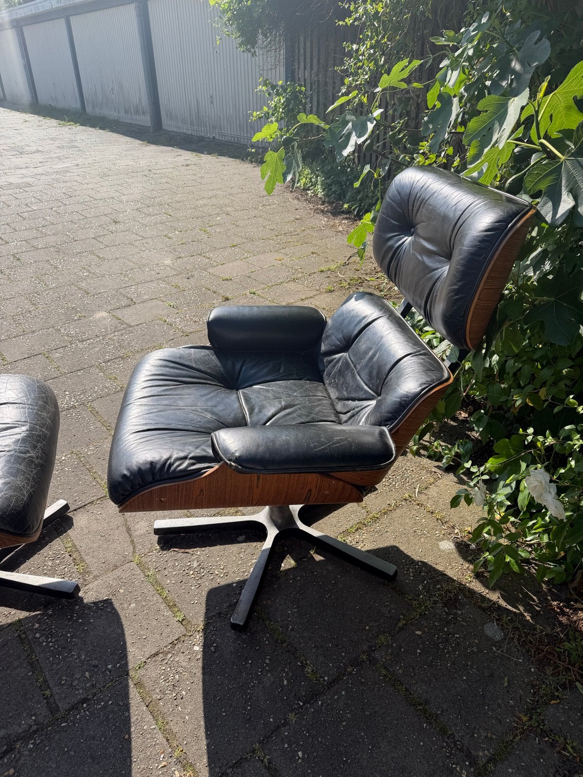 Vintage Eames stijl Lounge Chair en poef - opknapper, Huis en Inrichting, Ophalen, Gebruikt, Zwart, Leer