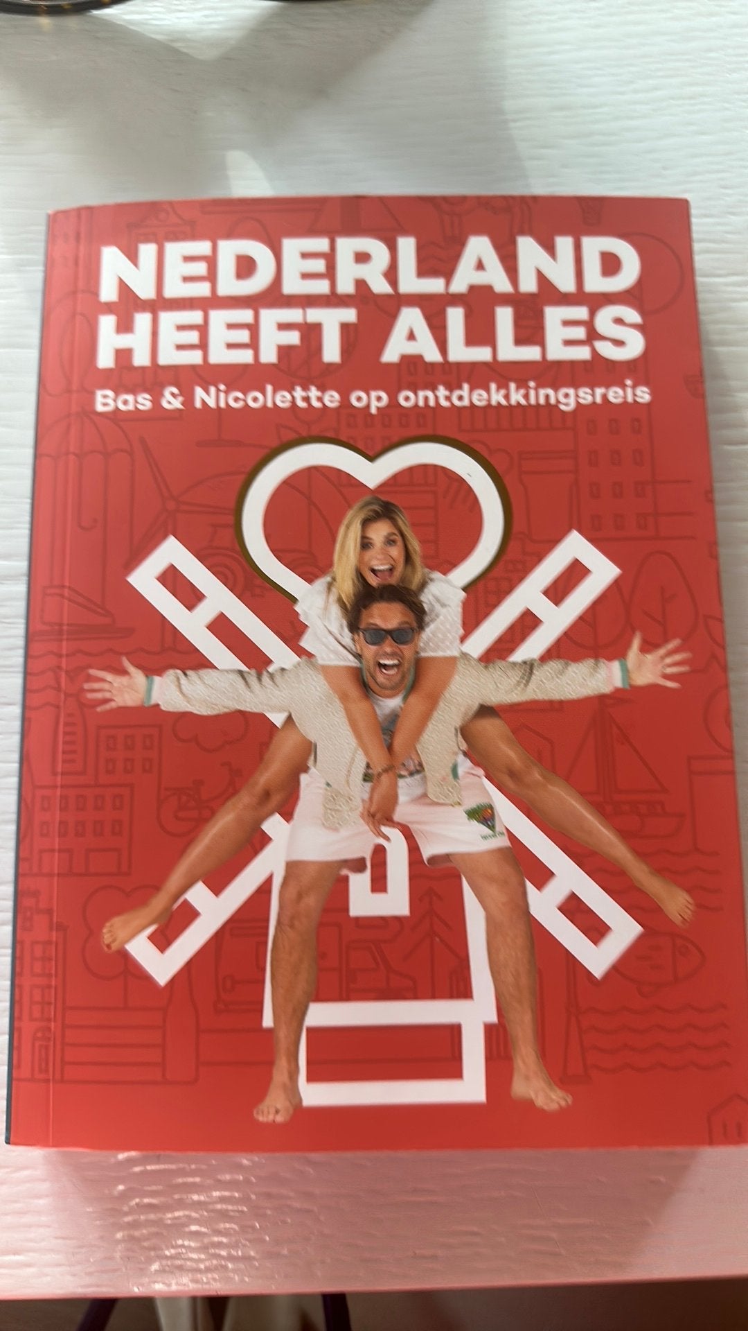 Nicolette van Dam - Nederland heeft Alles, Overige merken, Fiets- of Wandelgids, Zo goed als nieuw, Benelux