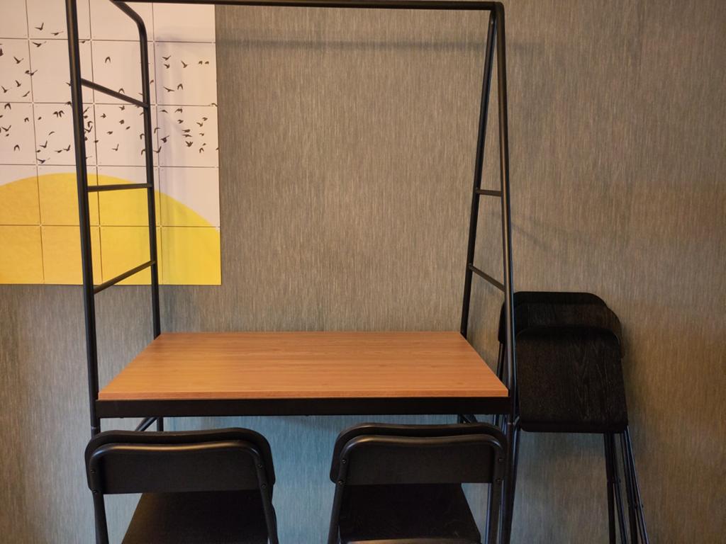 Ikea Håverud bartafel met 4 Franklin barkrukken, Ophalen, Zo goed als nieuw
