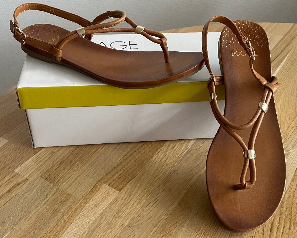 Bocage Dames sandalen gouden details, leer, bruin, 39, NIEUW, Bruin, Nieuw, Sandalen of Muiltjes, Ophalen of Verzenden
