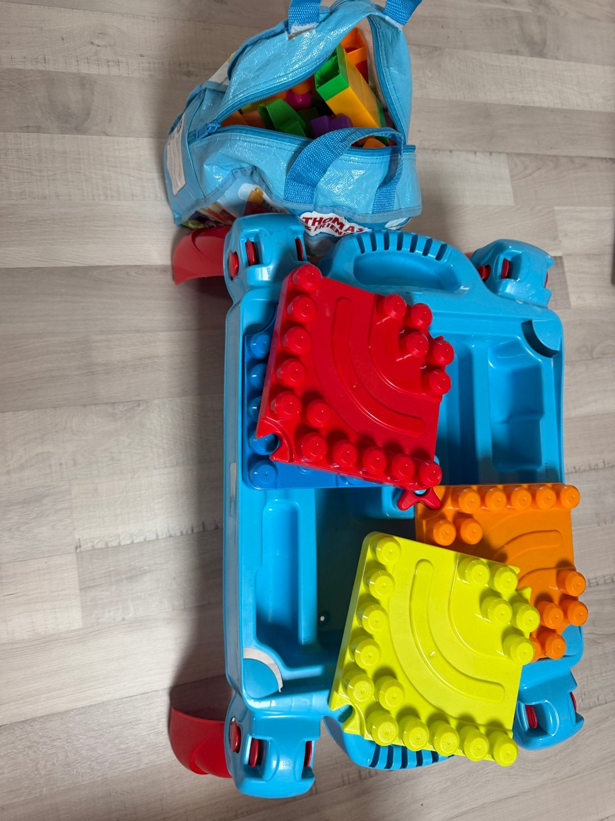 Speelblokken met tafel - Thomas de Trein, Ophalen, Gebruikt, Overige merken