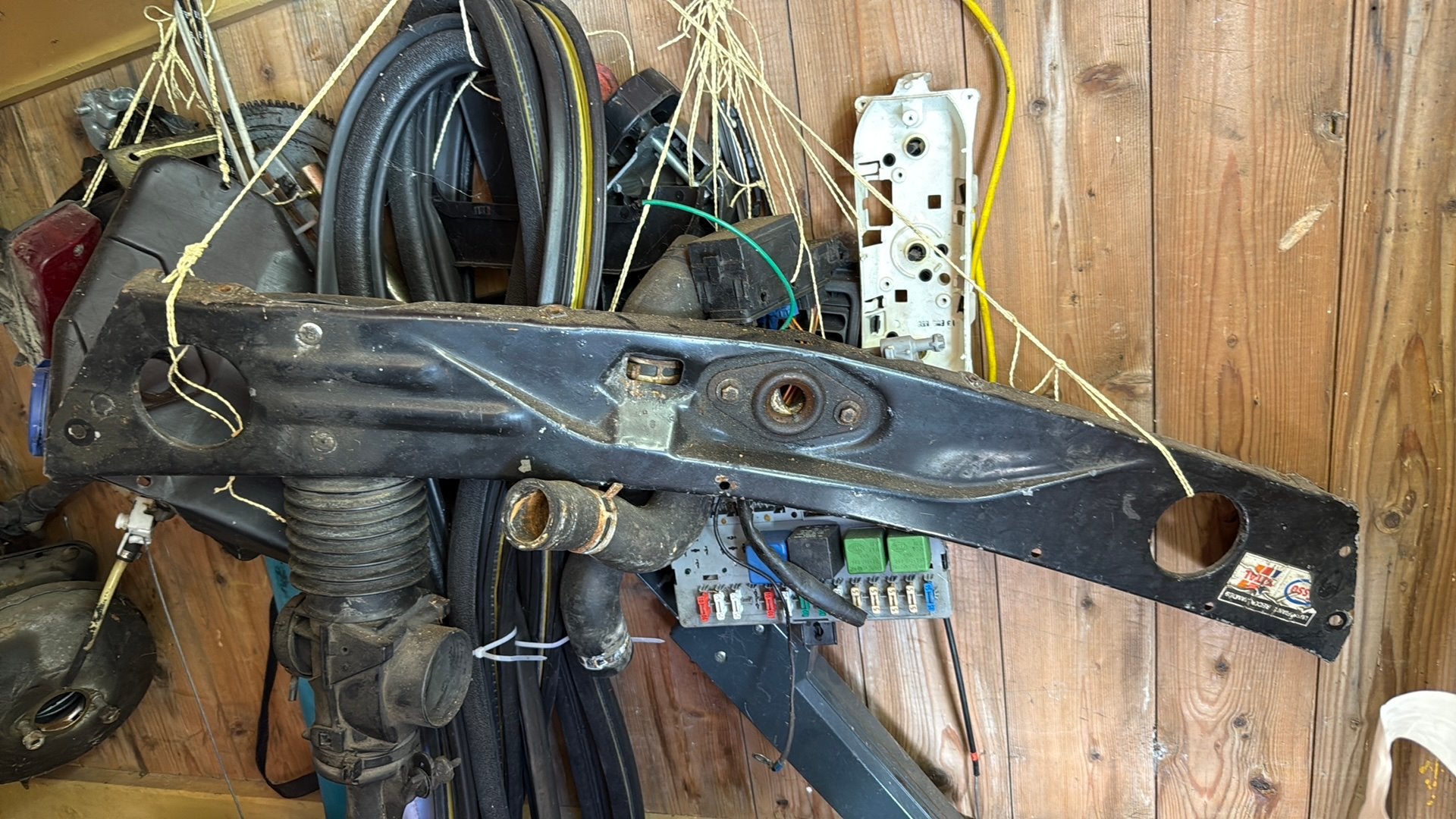 Te koop Peugeot 205 slotplaat met motorkap sluiting en div., Ophalen of Verzenden, Peugeot, Motorkap