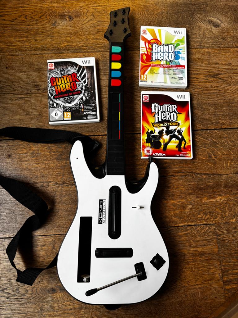 Guitar Hero Wii Guitar and Games, Spelcomputers en Games, Ophalen of Verzenden, Zo goed als nieuw, Wii, Gitaar, Drumstel of Dj-set