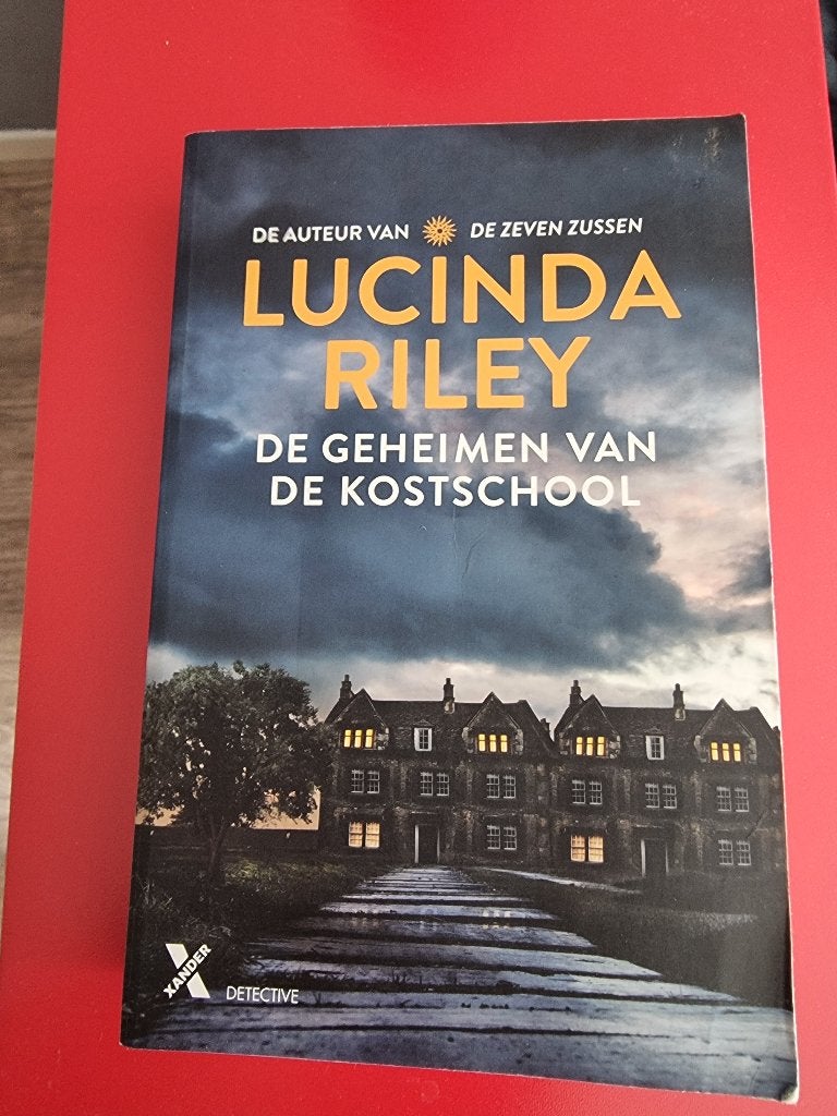 Lucinda Riley De geheimen van de kostschool, Ophalen of Verzenden, Zo goed als nieuw, Lucinda Riley