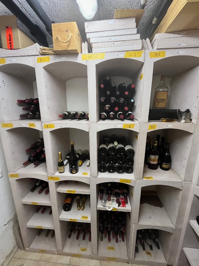 Stenen wijnrekken, plek voor zeker 500 flessen, Ophalen, Overige materialen, Gebruikt, 25 flessen of meer
