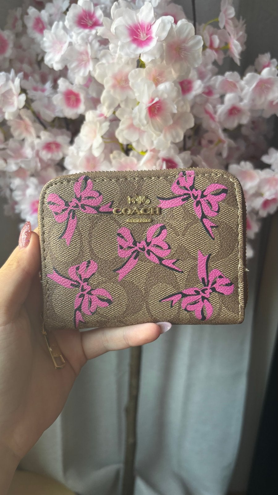 Coach portemonnee met roze strikjes, Sieraden, Tassen en Uiterlijk, Portemonnees, Ophalen of Verzenden, Zo goed als nieuw, Bruin