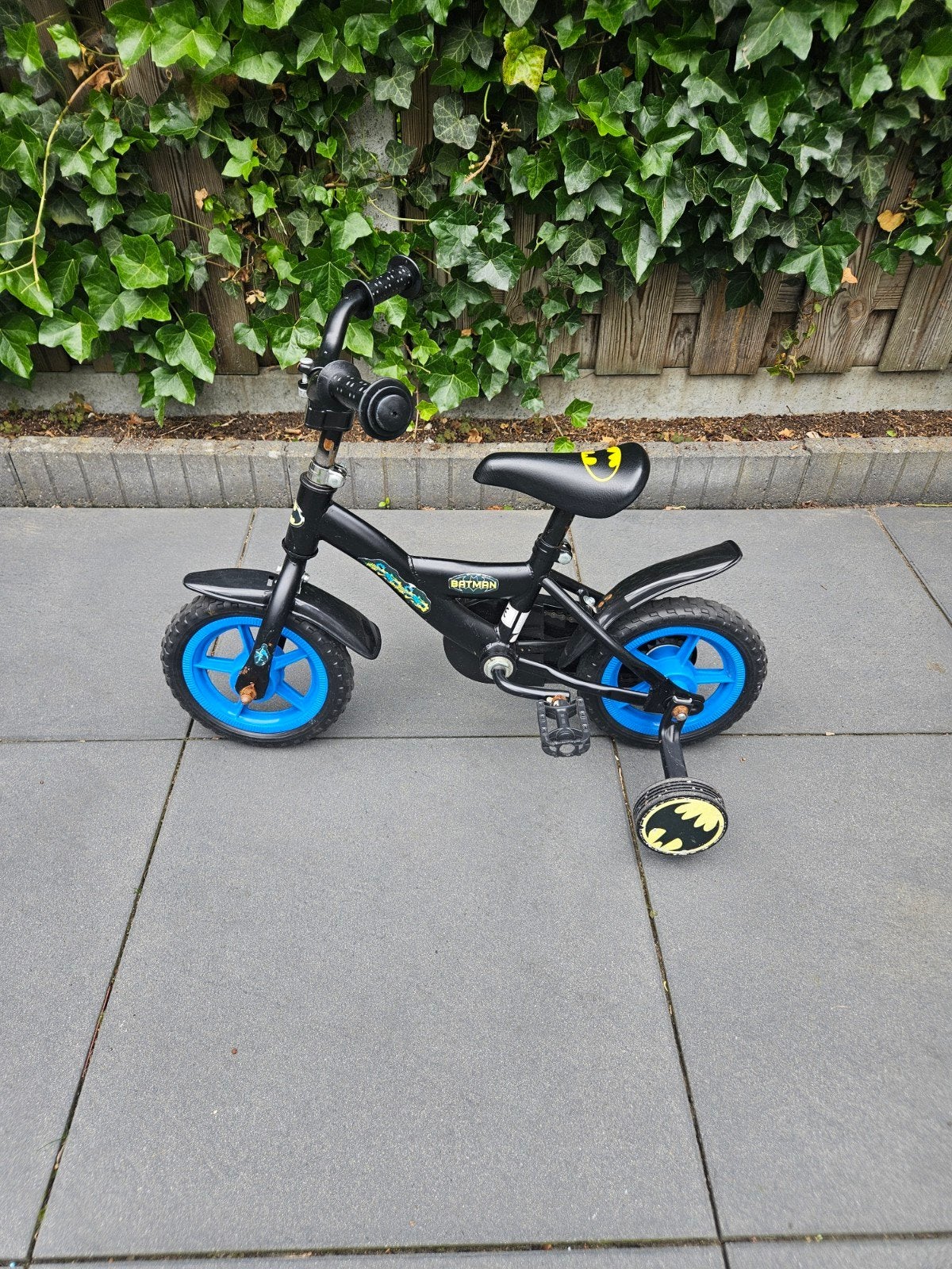 Kinderfiets 10 inch met zijwieltjes, Terugtraprem, Zijwieltjes, Gebruikt, Batman