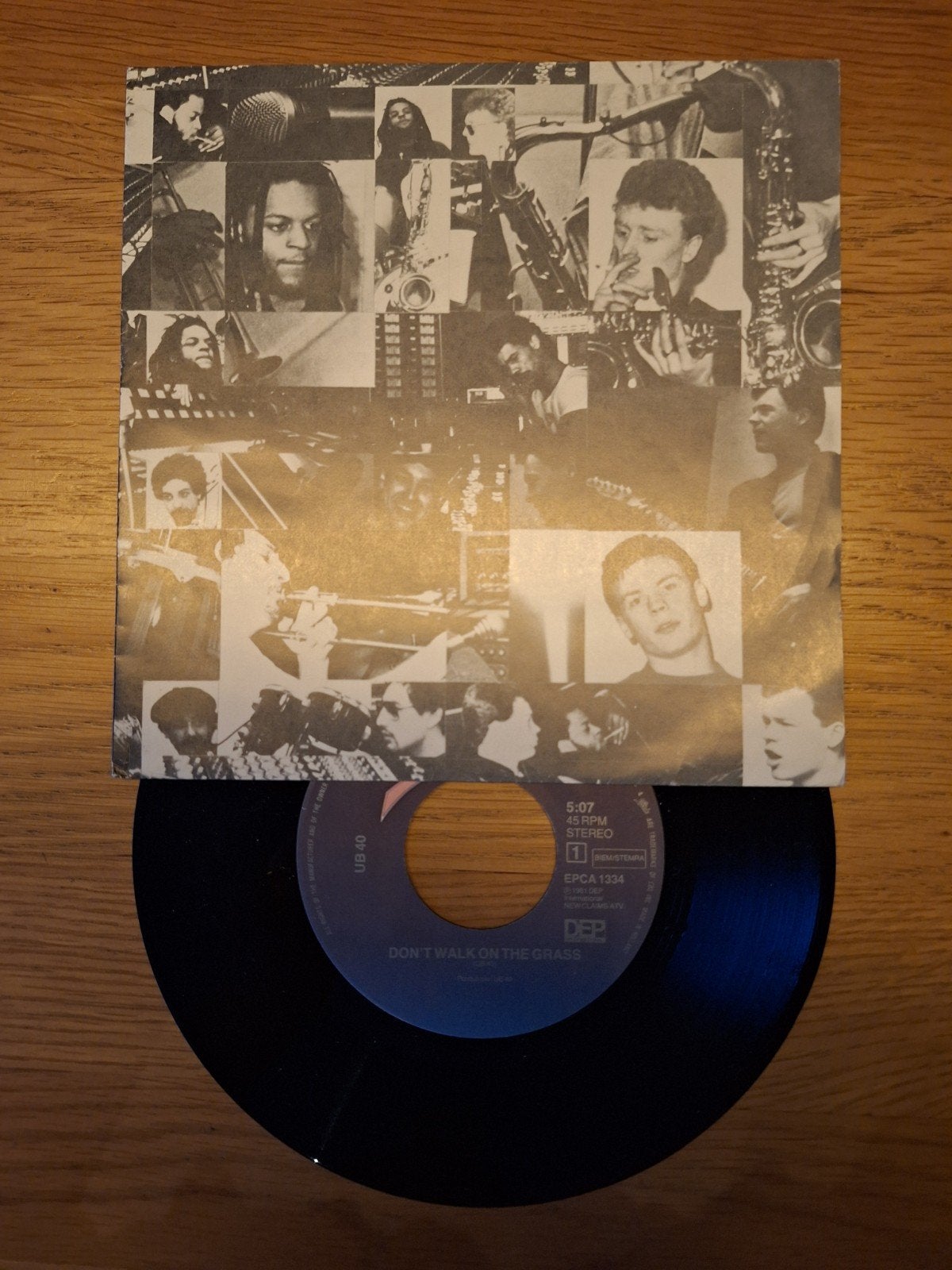 UB40 - Don't Walk On The Grass 7 inch vinyl single, Ophalen of Verzenden, Gebruikt, 7 inch, Reggae en Ska