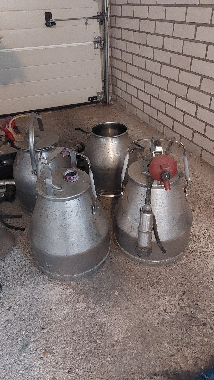 Antieke AlfvaLaval melkmachineketels met pulsators, Ophalen