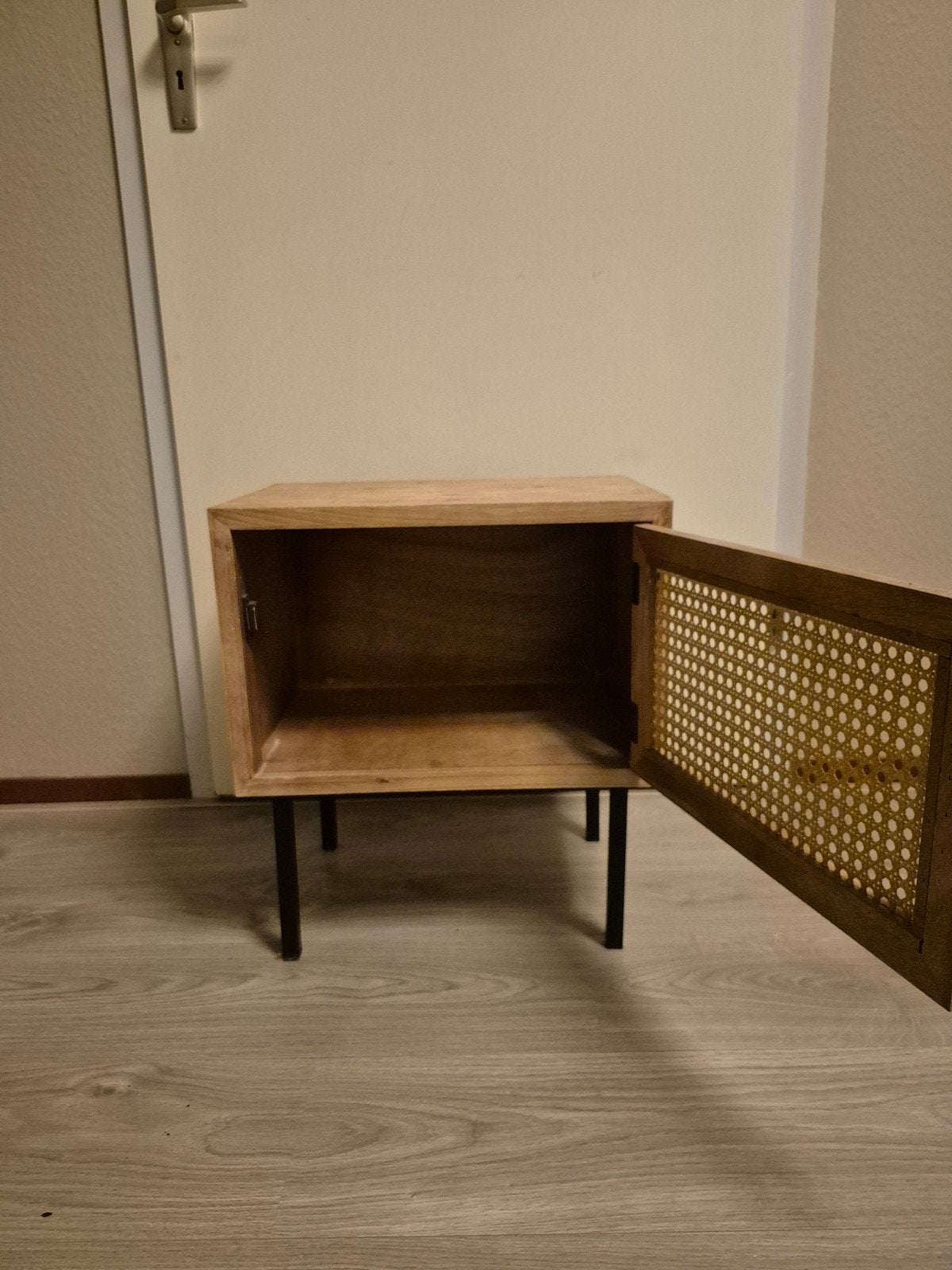 Nachtkastje met rotan deur, Minder dan 45 cm, Ophalen of Verzenden, Zo goed als nieuw, Minder dan 55 cm