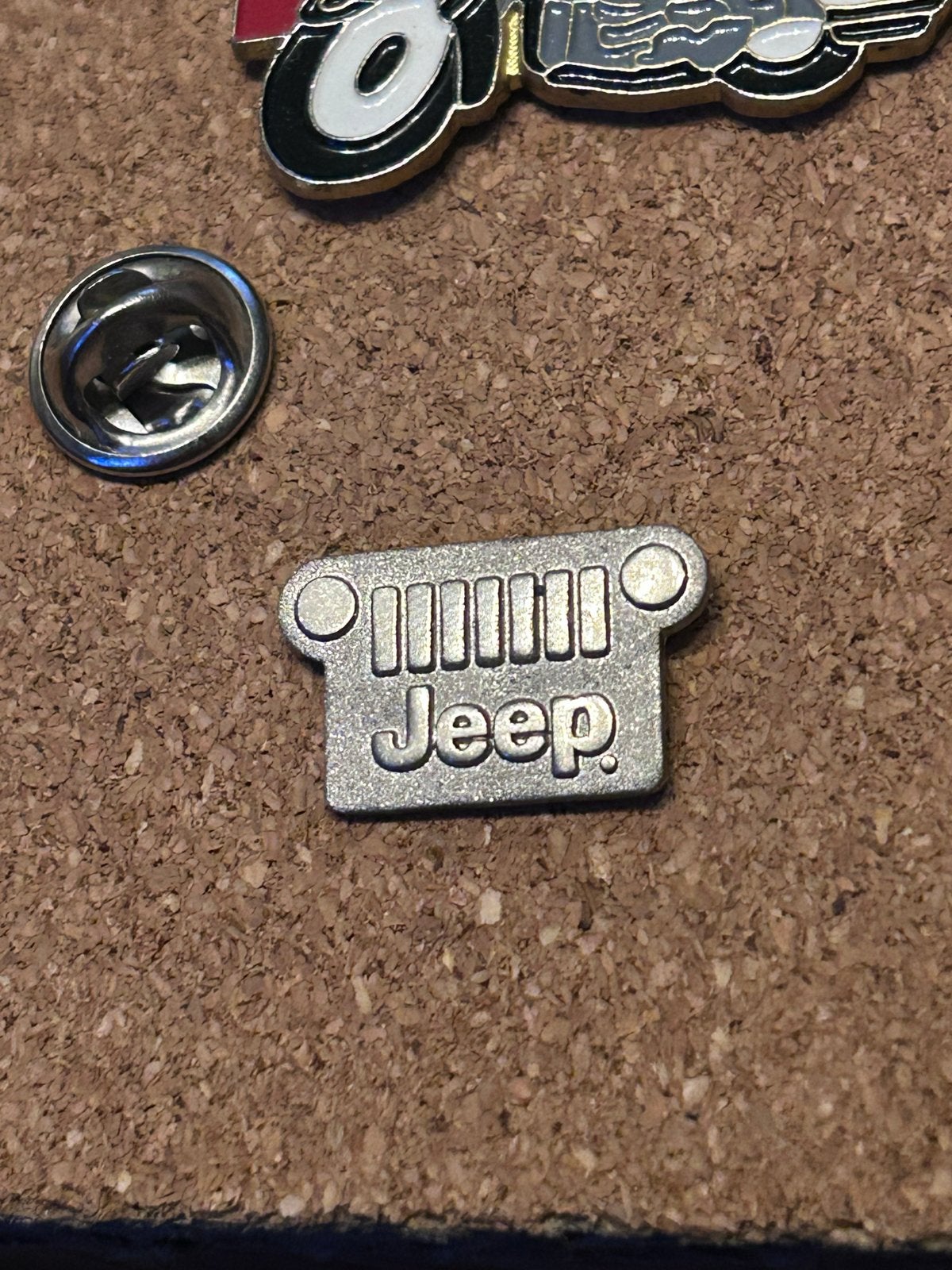 Jeep Grill Logo Pin - Uniek verzamelobject, Ophalen of Verzenden, Zo goed als nieuw, Transport, Speldje of Pin