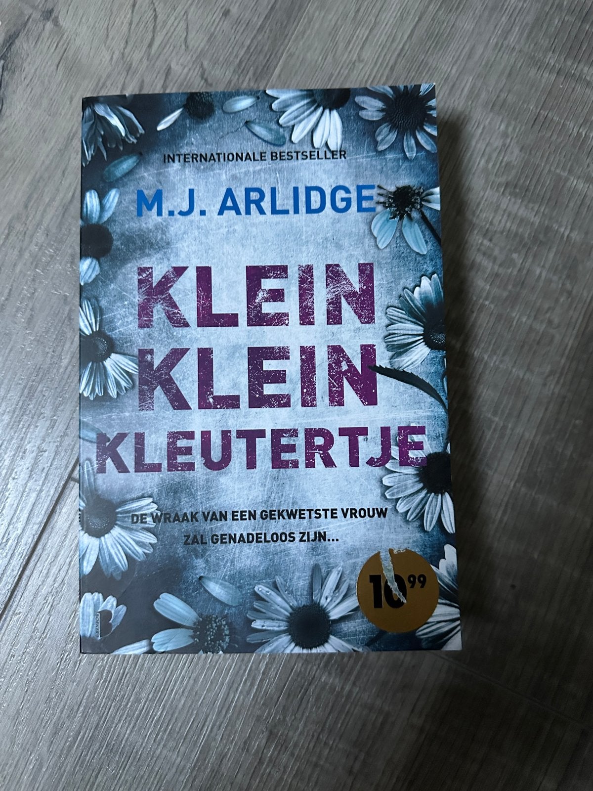 M.J. Arlidge - Klein Klein Kleutertje (Internationale Bestse, Ophalen of Verzenden, Zo goed als nieuw, Nederland