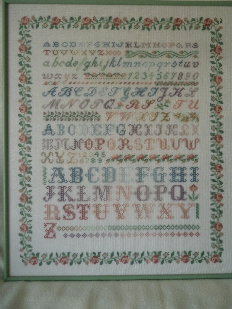 Merklap alfabet in lijst 54x45 cm - voltooid borduurwerk, Hobby en Vrije tijd, Borduren en Borduurmachines, Ophalen of Verzenden