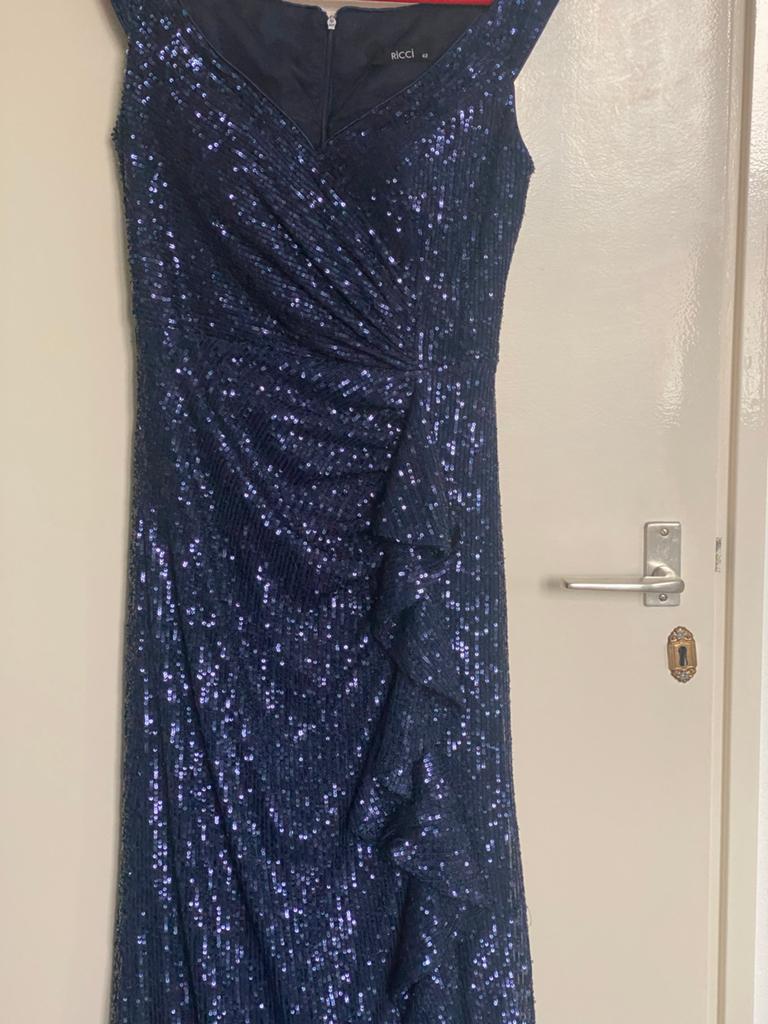 Prachtige donkerblauwe galajurk met pailletten, Maat 38/40 (M), Galajurk, Blauw, Ophalen of Verzenden