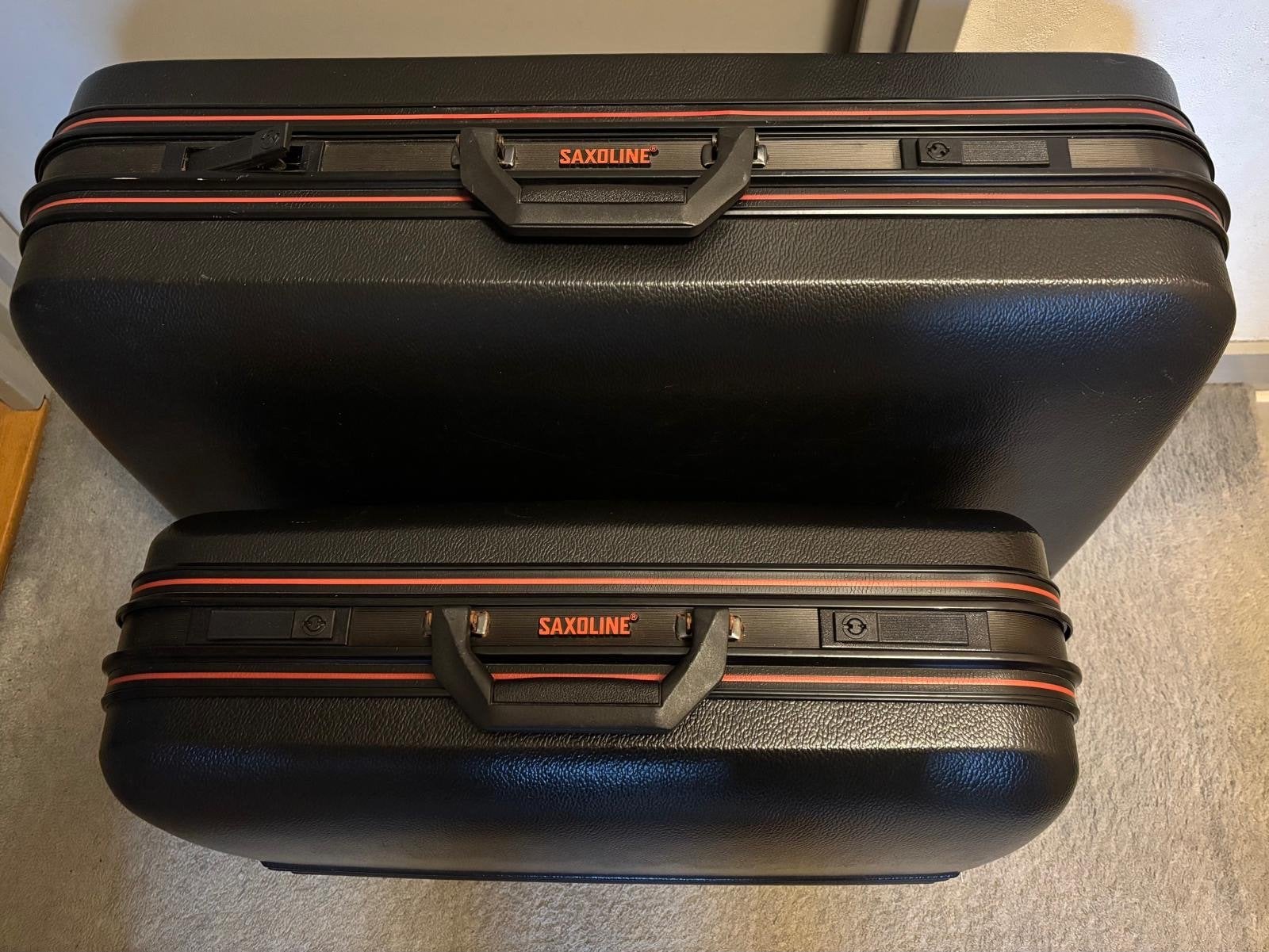 Set van 2 Saxoline koffers - Zwart met rood accent, Ophalen, Gebruikt, Hard kunststof, 45 tot 55 cm