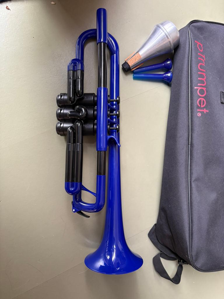 PTrumpet 1e kunststof trompet blauw jiggs, Ophalen, Bes-trompet
