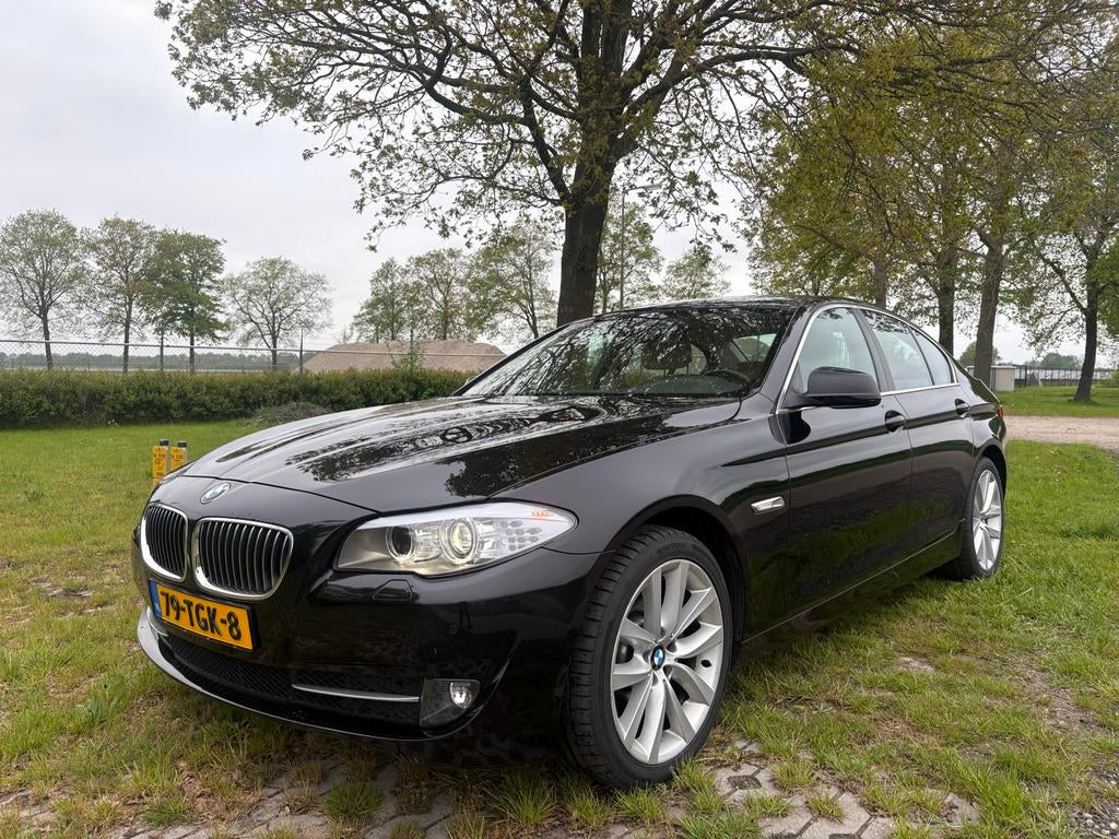 BMW 5-Serie 520i 184pk Aut. 2012 Zwart volledig onderhouden, Auto's, BMW, Achterwielaandrijving, 4 cilinders, 2000 kg, Zwart