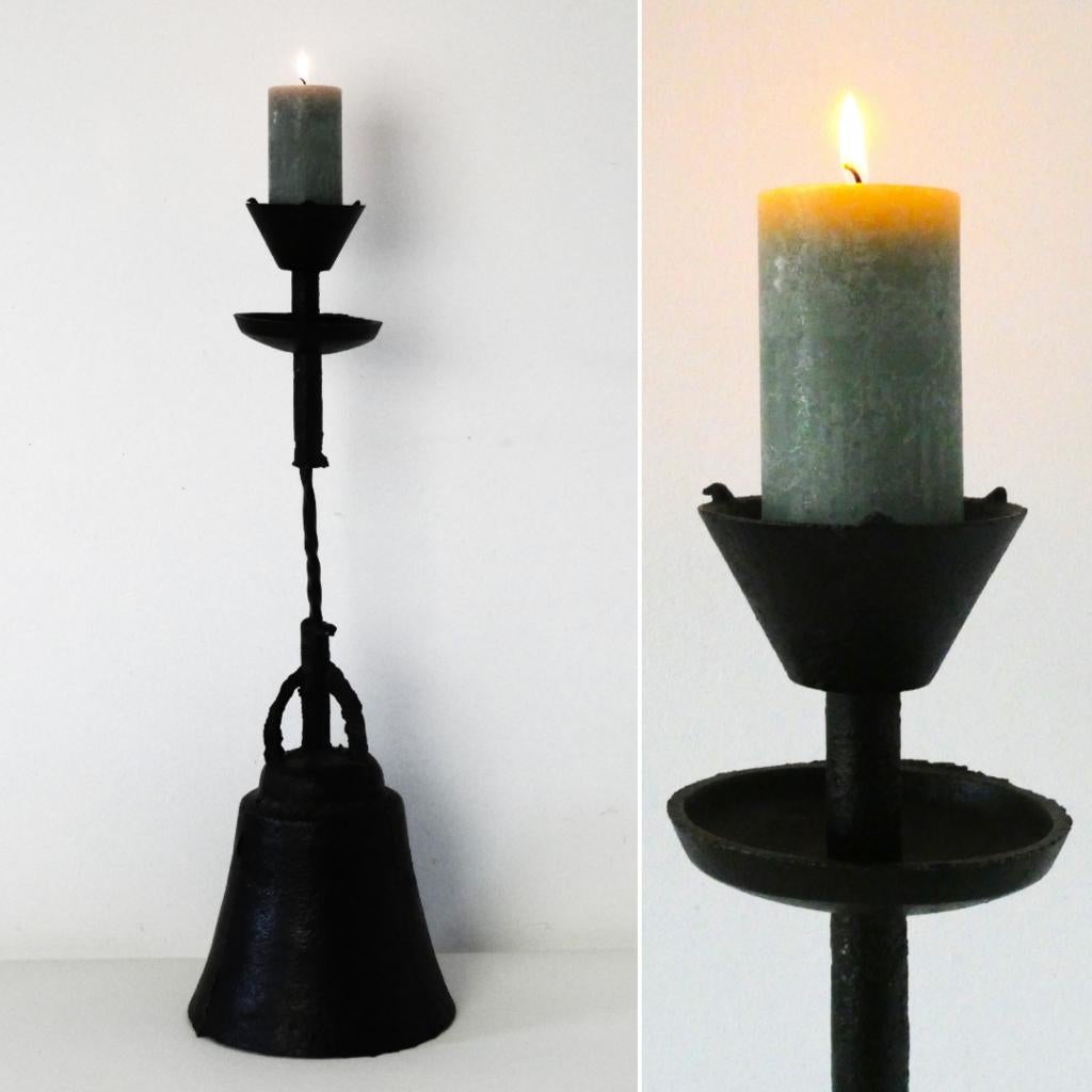 Een decoratieve kandelaar met een voet in klok vorm, Ophalen of Verzenden, Koper of Brons