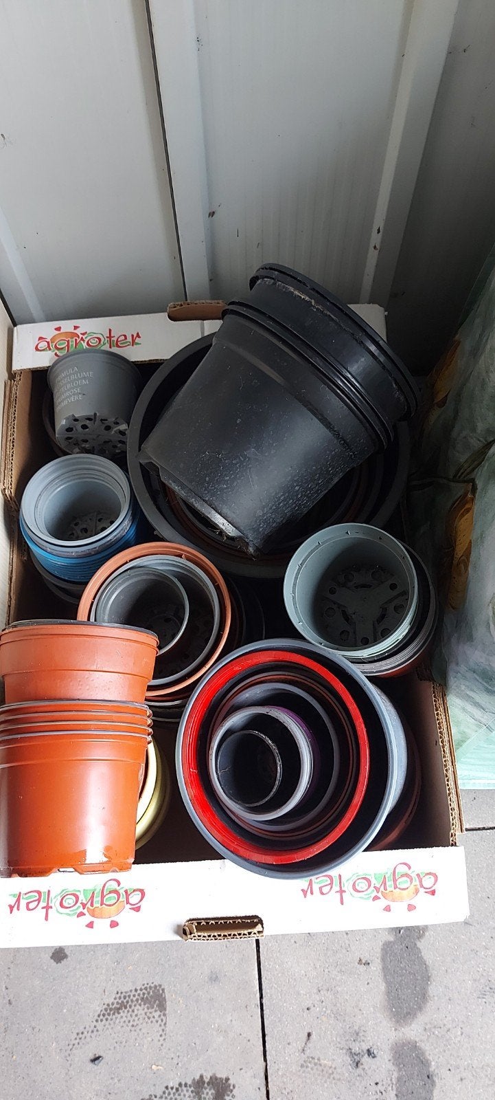 Diverse gebruikte bloempotten en plantenbakken, Kunststof, Gebruikt, 40 cm of meer, Rond