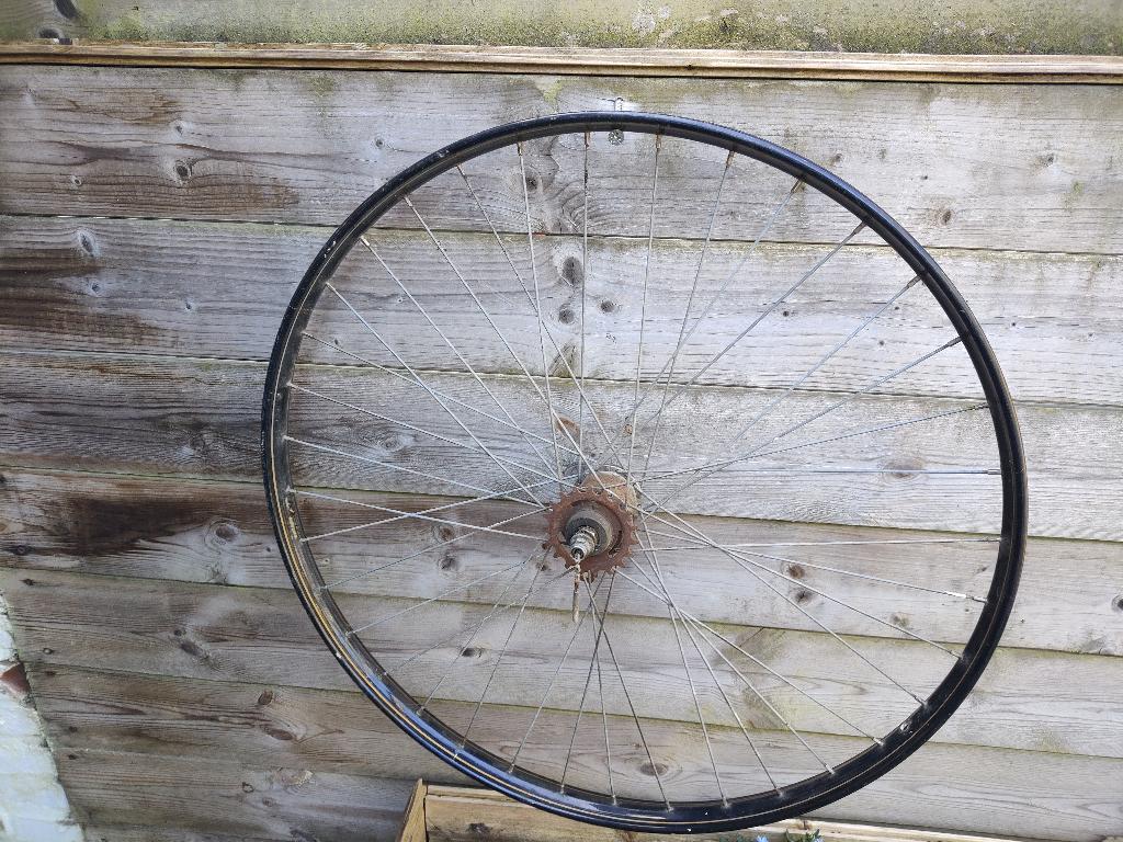 28 inch achterwiel met 3 vers. en terugtraprem, Fietsen en Brommers, Fietsonderdelen, Ophalen, Gebruikt