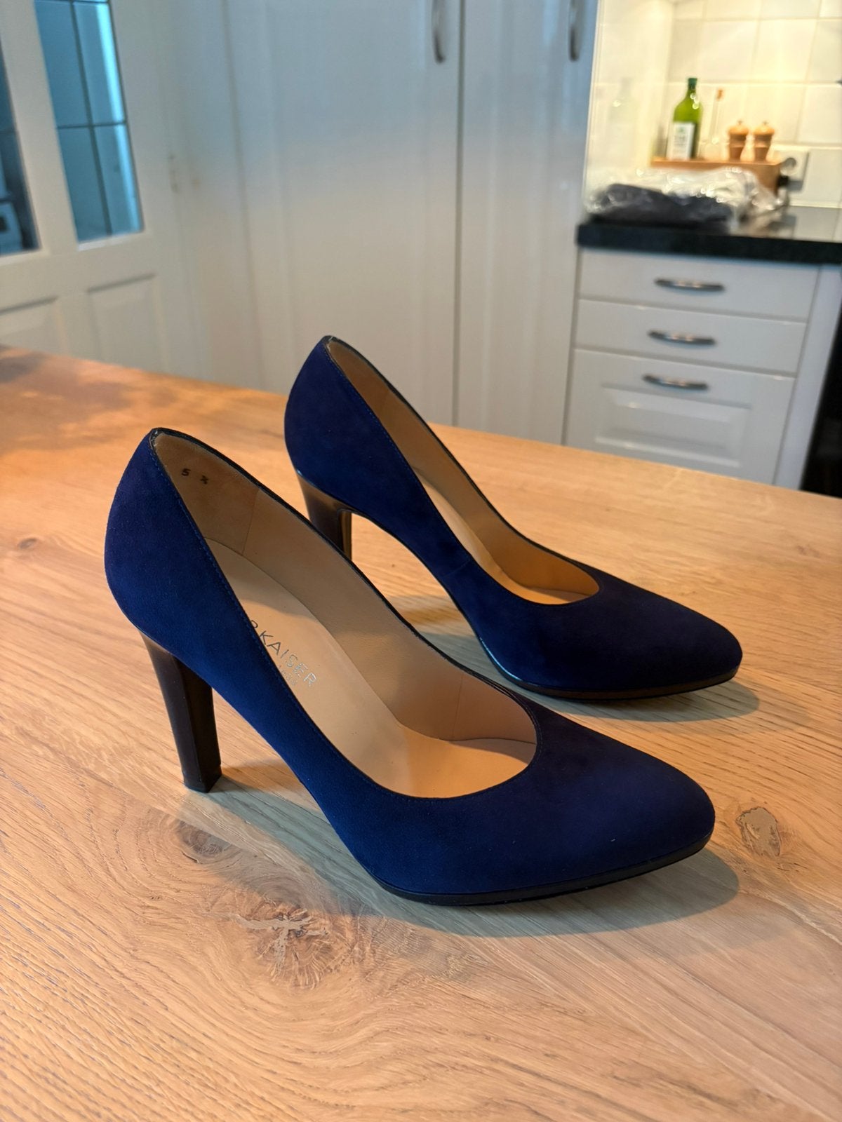 Peter Kaiser donkerblauw suede pump, Kleding | Dames, Schoenen, Ophalen, Pumps, Blauw, Zo goed als nieuw