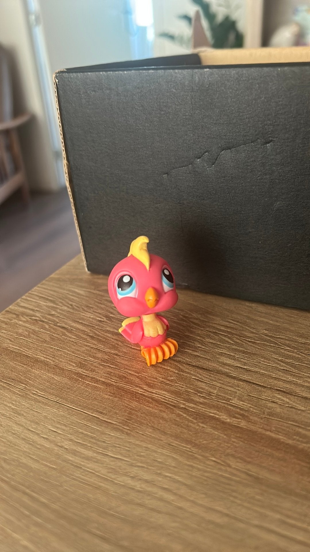 Littlest Pet Shop (LPS) Pink and Yellow Cockatoo #370, Ophalen of Verzenden, Zo goed als nieuw, Beeldje of Figuurtje