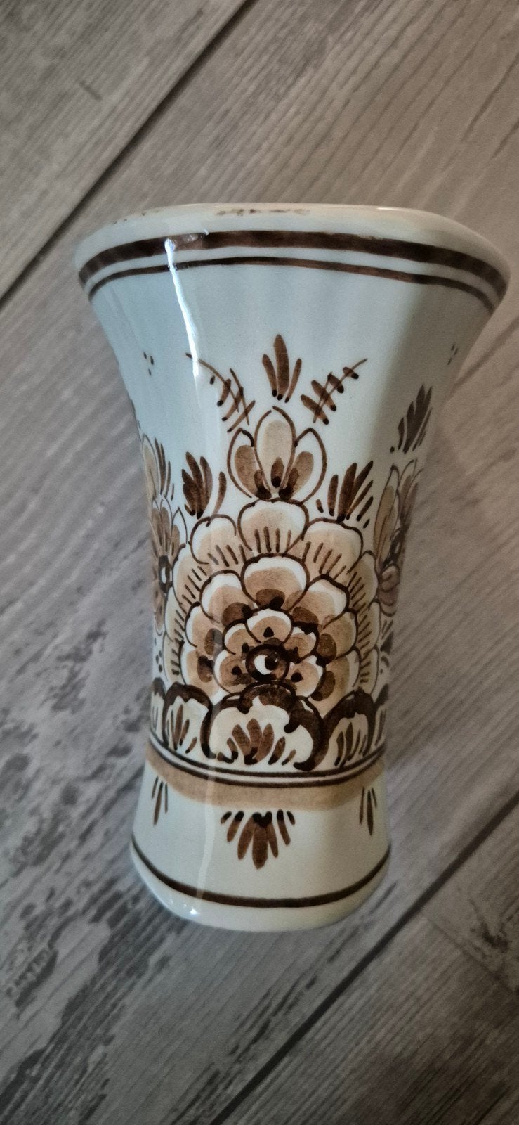 Vintage Delfts Gouda Brown  aardewerk vaasje met bloemmotief, Ophalen of Verzenden