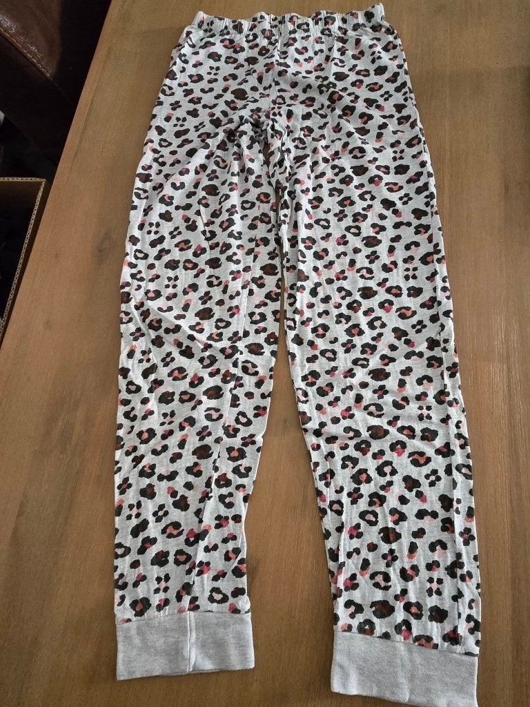 Leopardprint pyjama set voor meisjes maat 158, Kinderen en Baby's, Kinderkleding | Maat 158, Nacht- of Onderkleding, Gebruikt