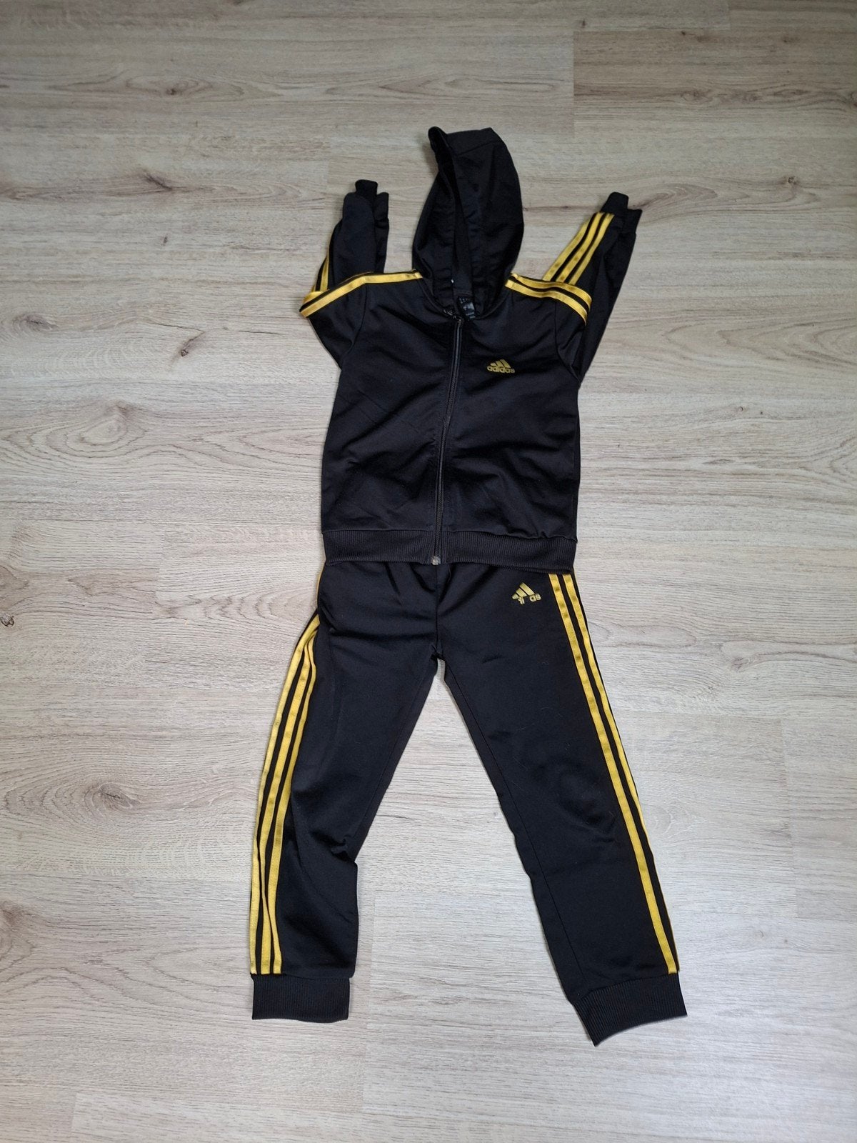 Adidas trainingspak zwart/goud maat 104, Ophalen, Gebruikt, Adidas, Jongen of Meisje
