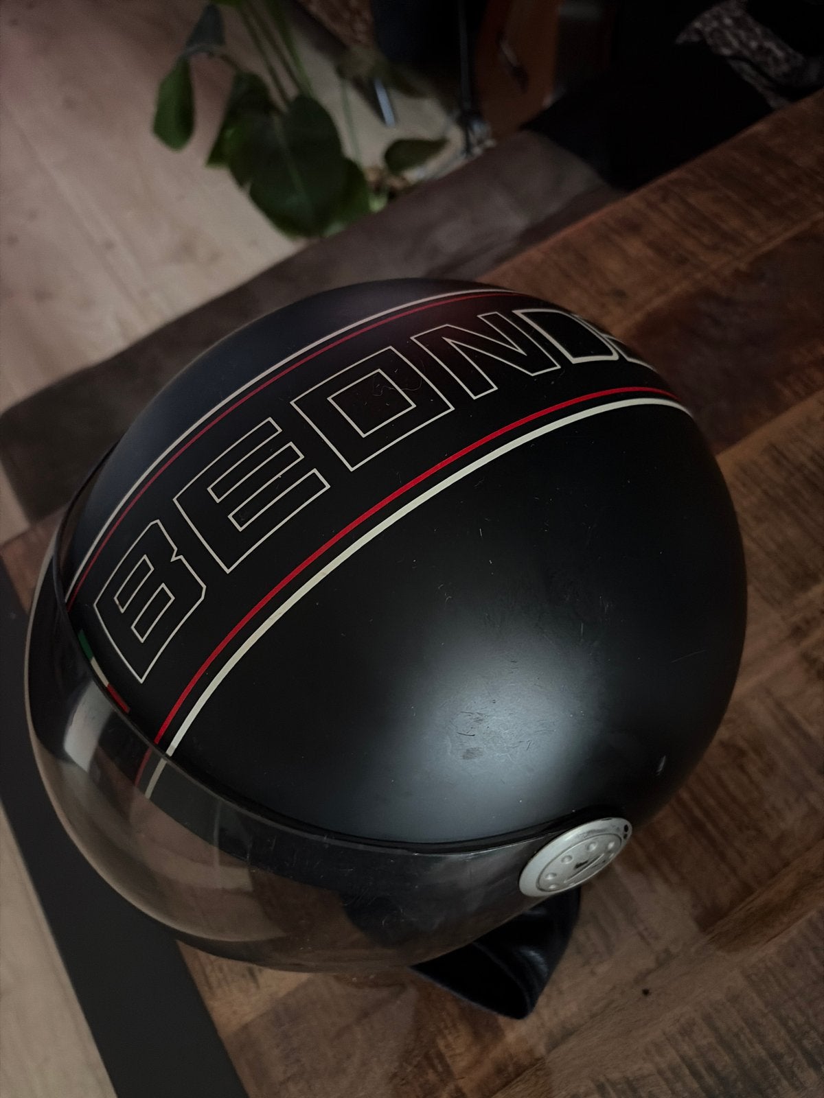 Stijlvolle zwarte helm met vizier, Fietsen en Brommers, Ophalen of Verzenden, Gebruikt, Small