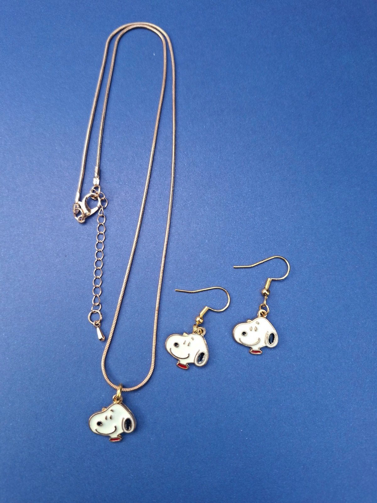 set bestaande uit Snoopy aan ketting en oorbellen, Ophalen of Verzenden, Nieuw, Overige kleuren, Oorbellen