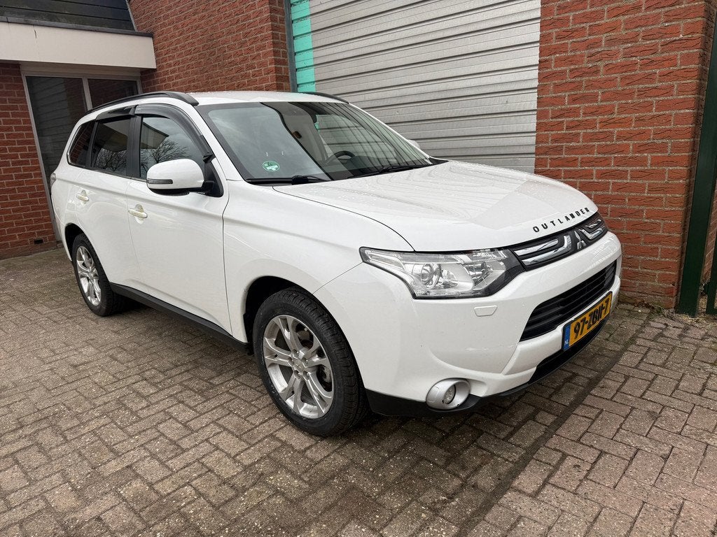 Mitsubishi Outlander 2.0 Intense+ 7-Pers automaat NAV.+Clima, 15 km/l, 150 pk, 7 stoelen, Wit