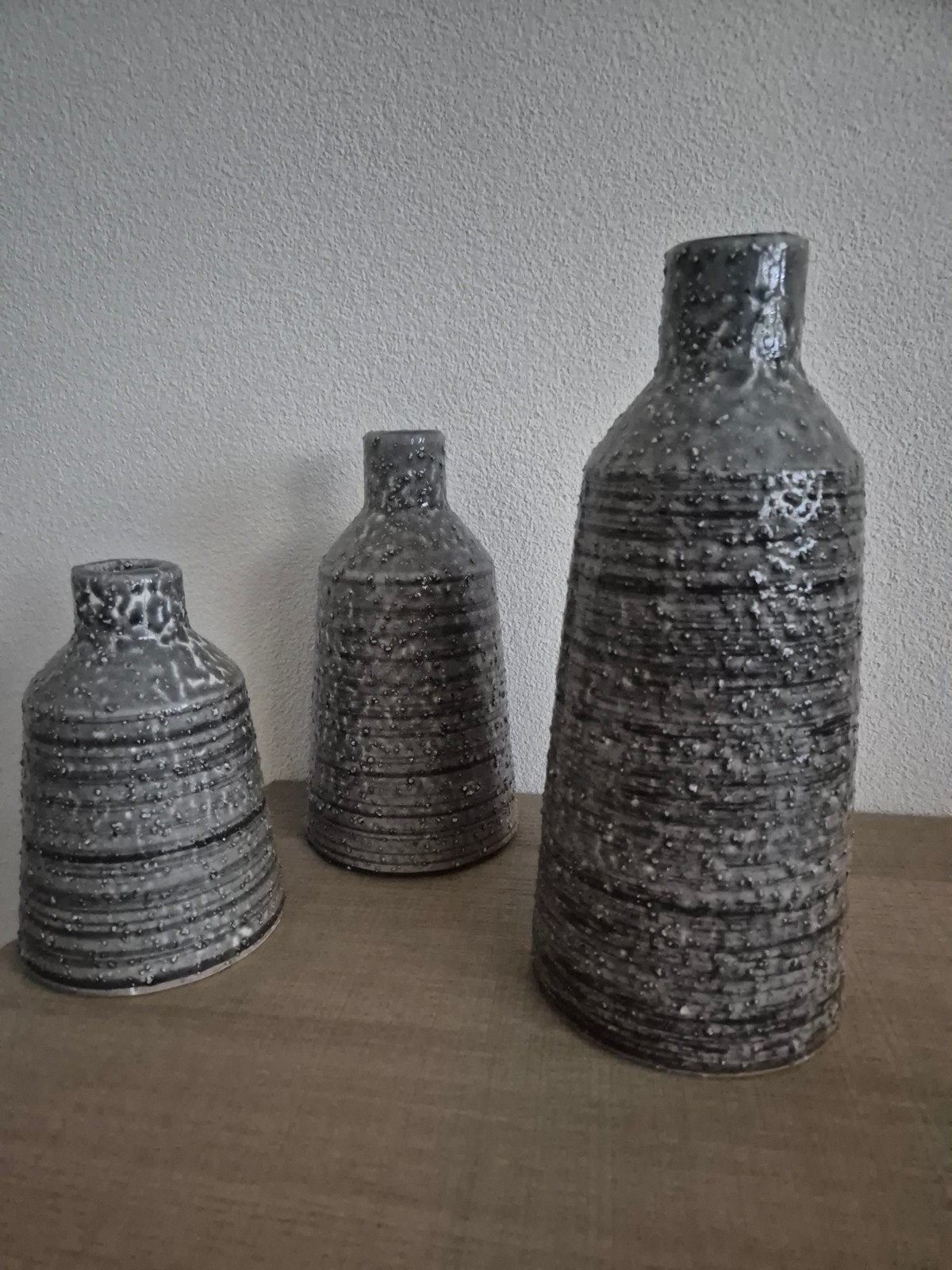 Set van 3 decoratieve keramieken vazen – grijs/zwart, Ophalen of Verzenden, Zo goed als nieuw, Handgemaakt, 13 cm