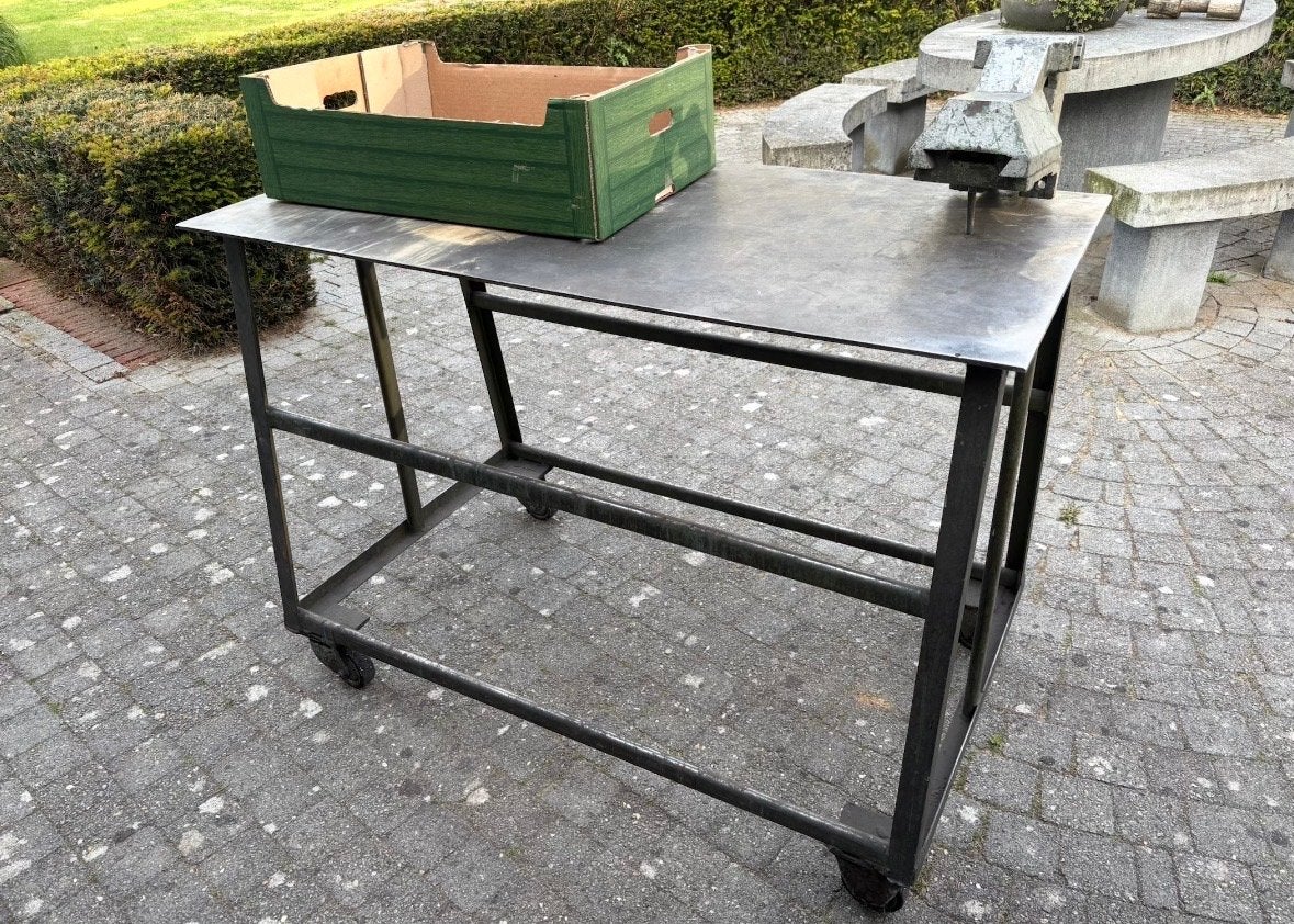 Stalen karretje / werktafel / lastafel - Degelijk gemaakt, Doe-het-zelf en Verbouw, Ophalen of Verzenden, Gebruikt, 70 tot 120 cm