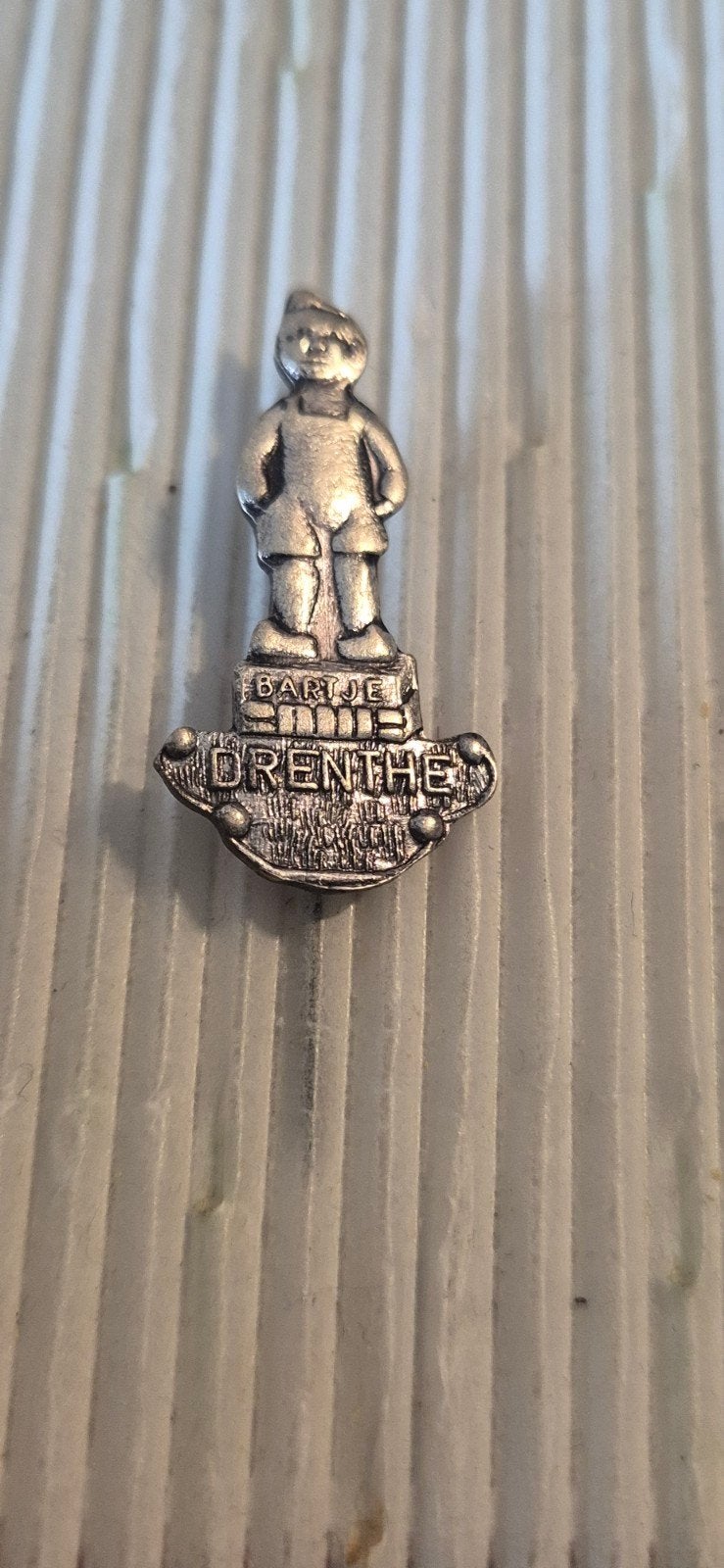 Zilverkleurig speldje Bartje uit Drenthe, Ophalen of Verzenden